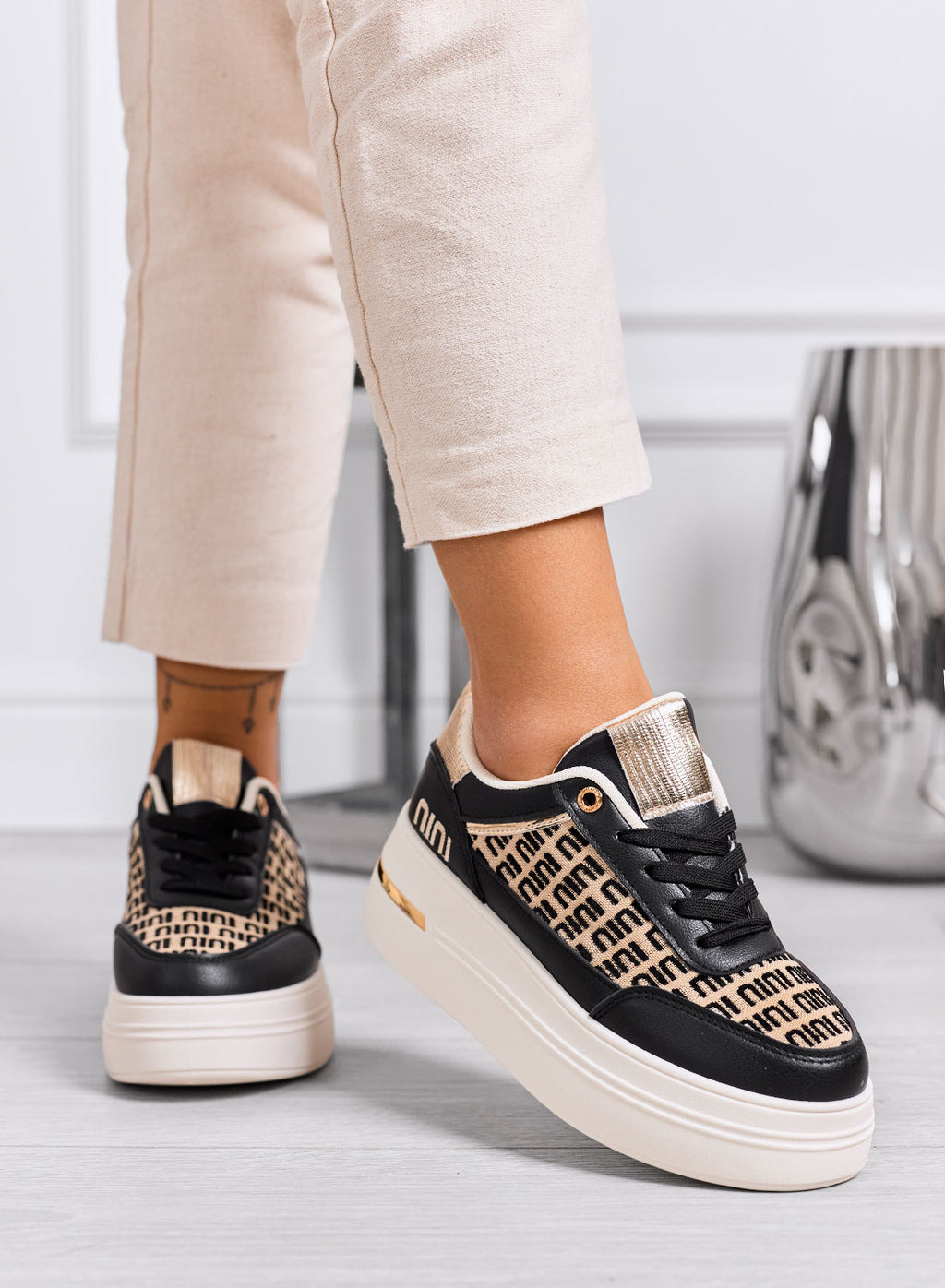 CAMILLA - Sneakers nere platform con inserti in tessuto beige