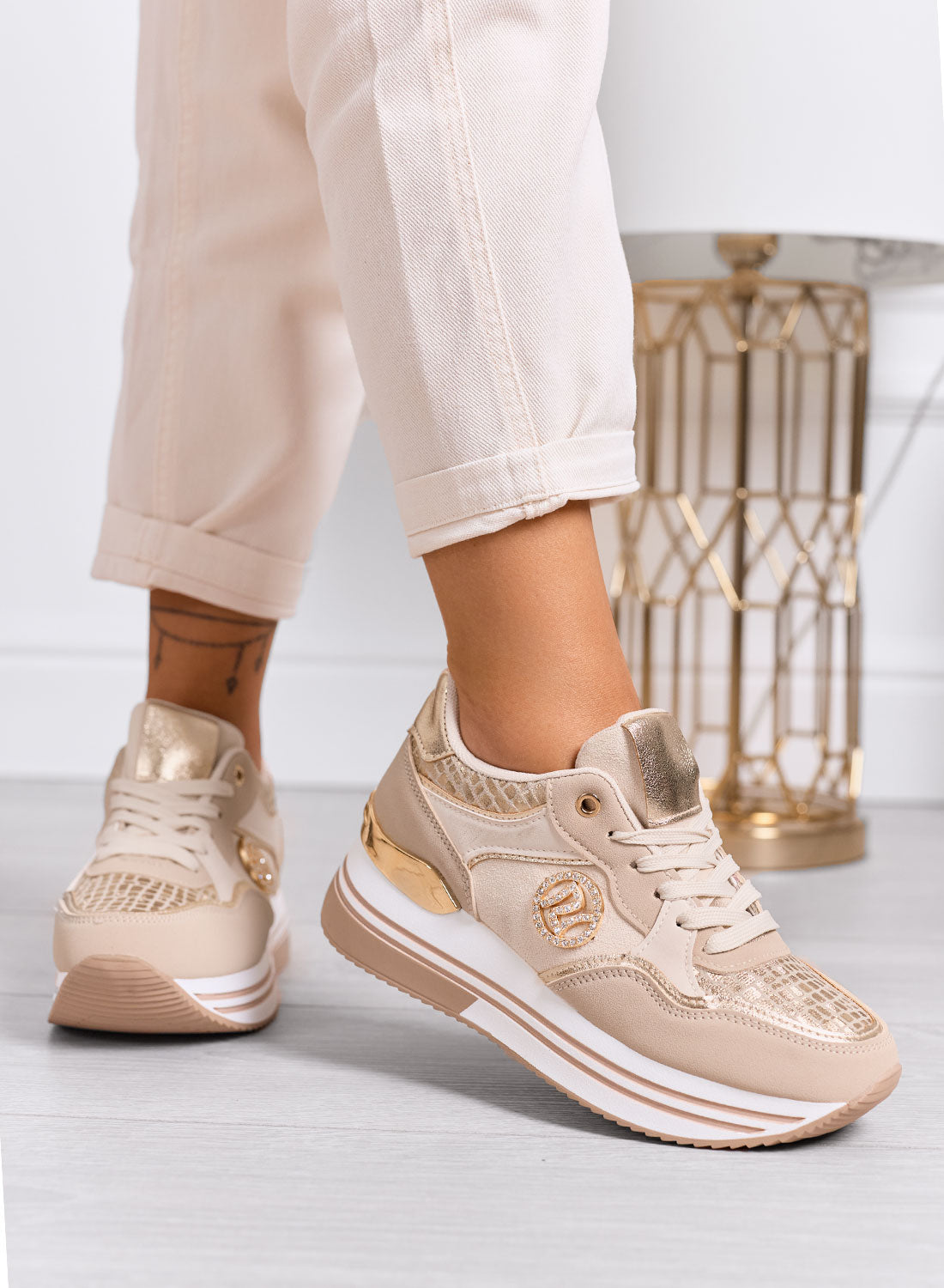 JENNY - Baskets beiges à semelle compensée et détails métallisés