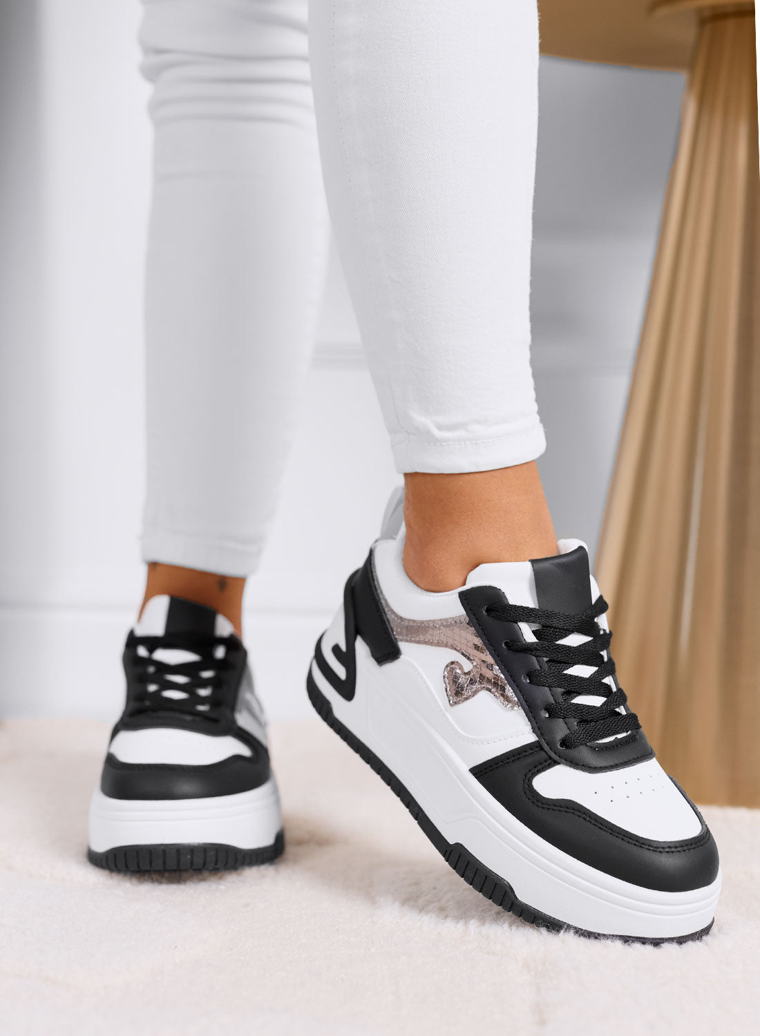 BRIGIDA - Sneakers bianche con zeppa e dettagli neri