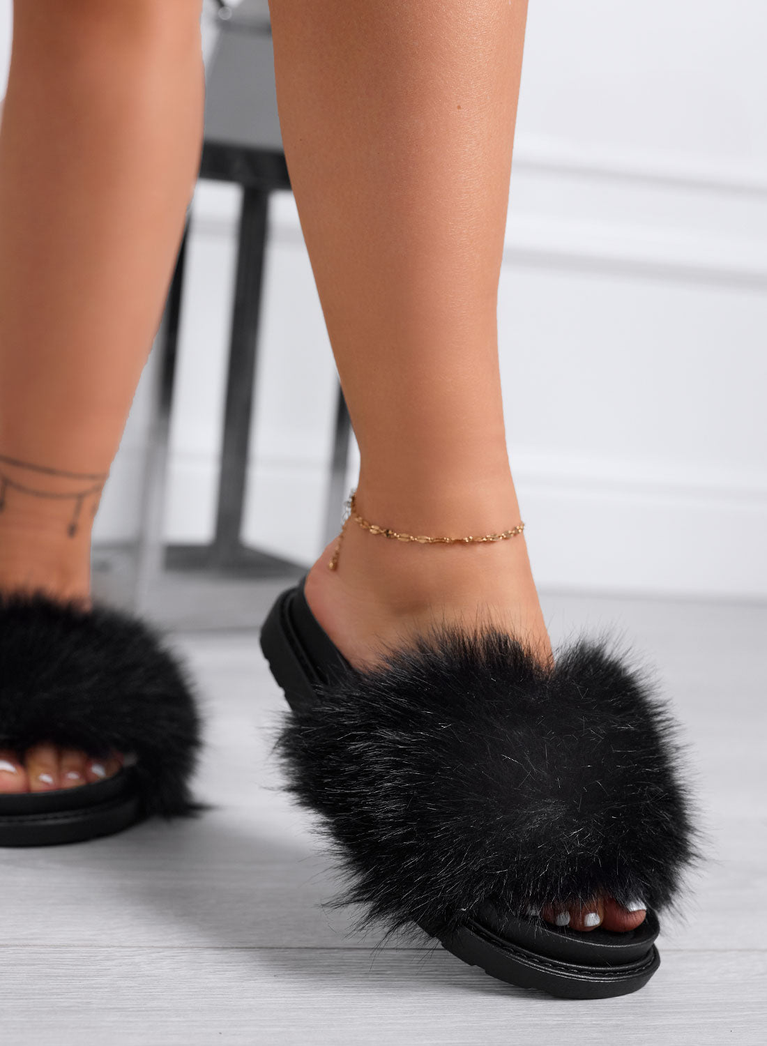 RILEY - Black slip-on sandals with faux fur