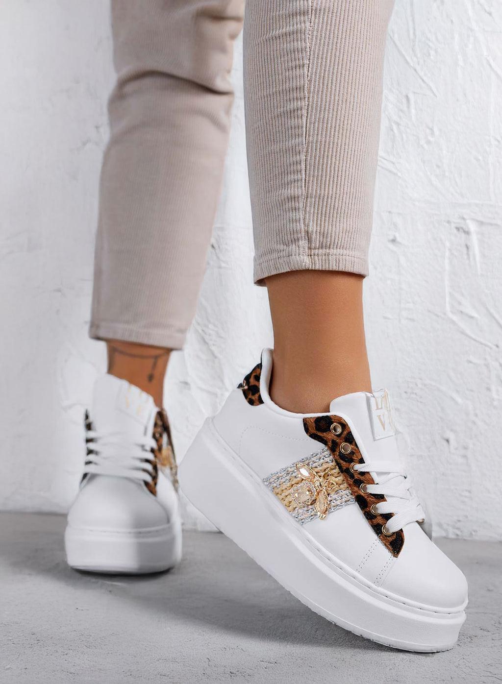 NELSON - Baskets blanches avec abeille bijou et empiècements léopard