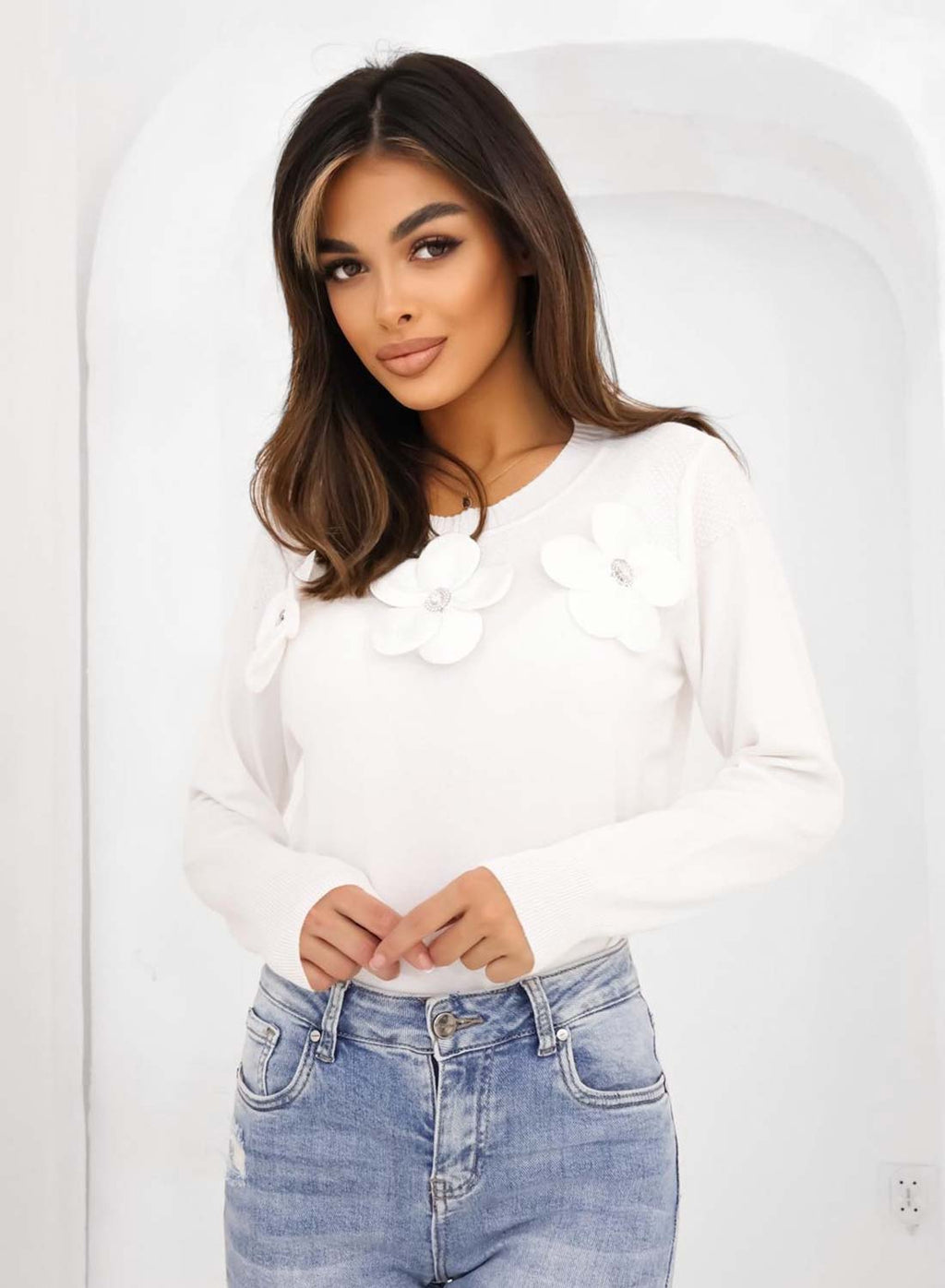 Maglia bianca con fiori applicati