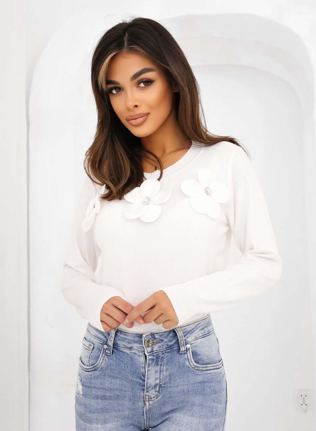 Maglia bianca con fiori applicati