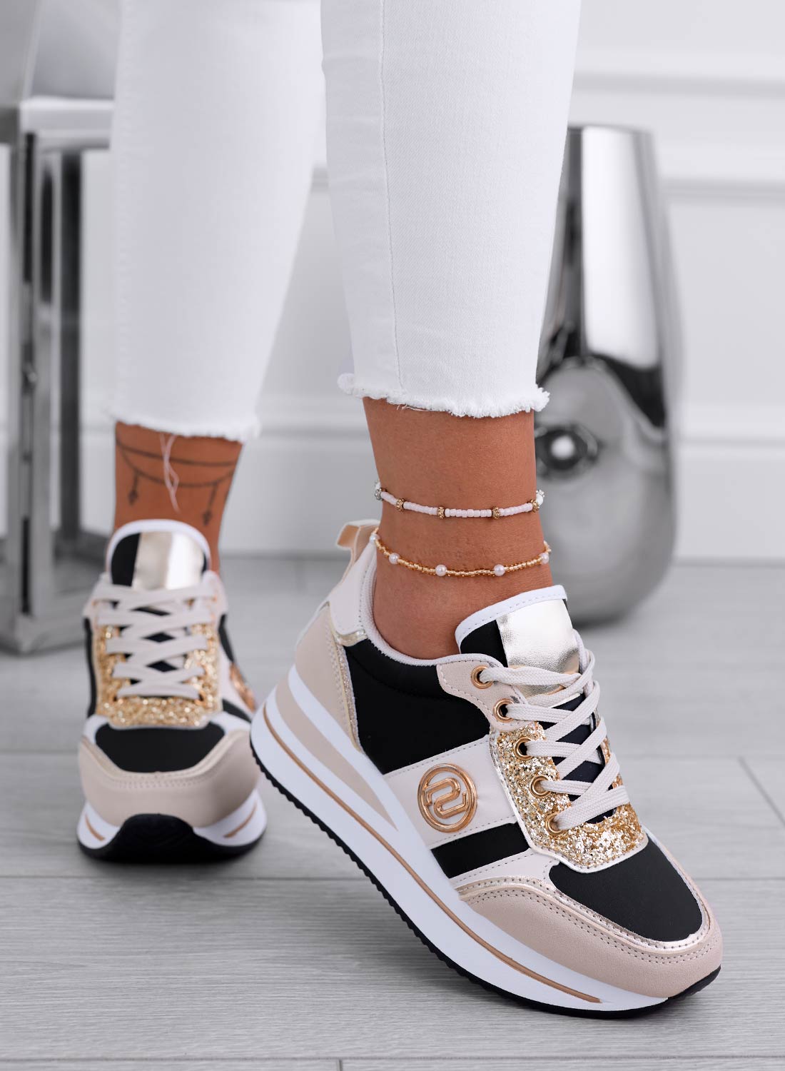 LOPEZ - Beige sneakers with contrasting black panels and gold glitter