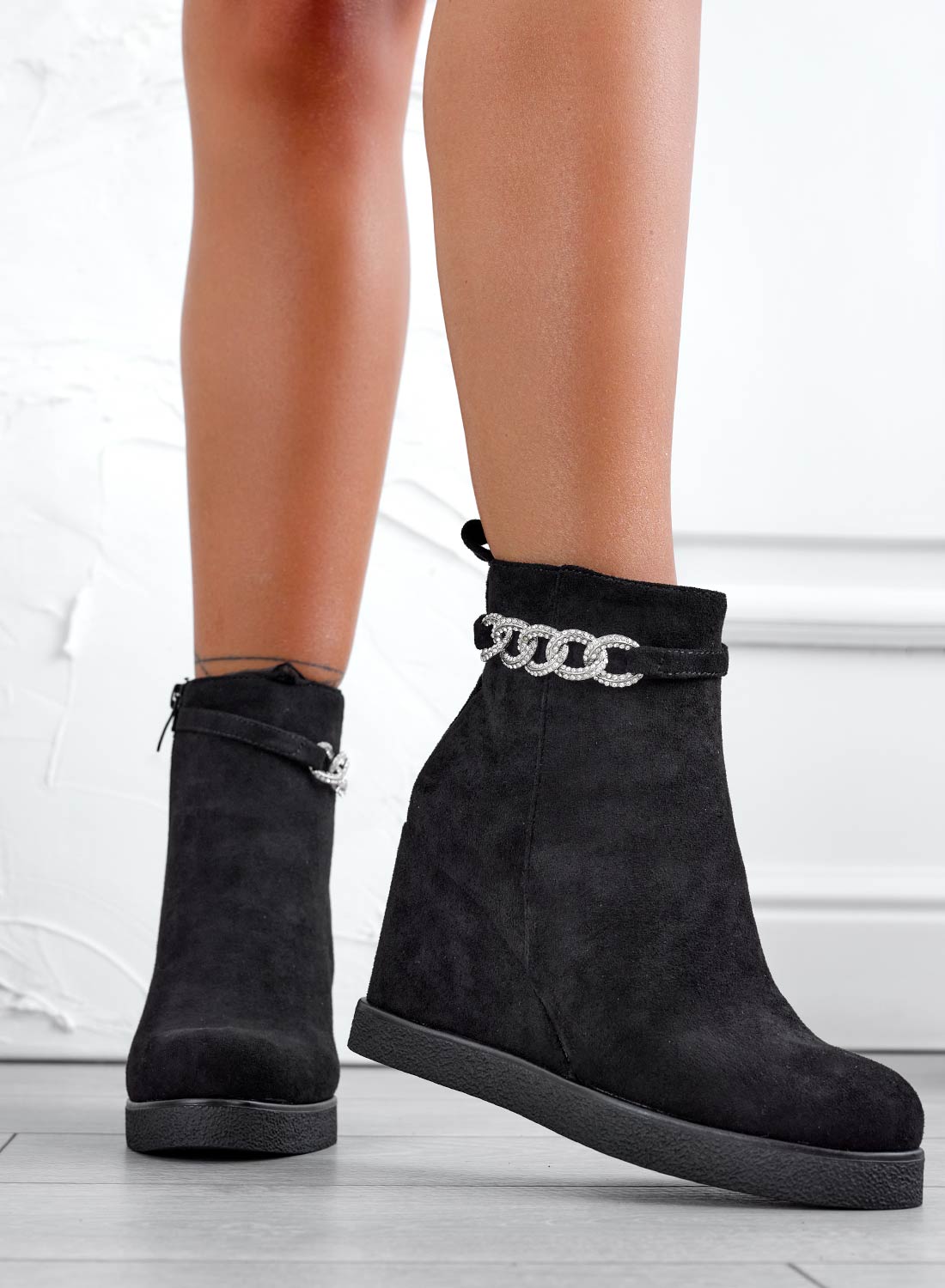 Bottines noires à semelle compensée et chaîne bijou