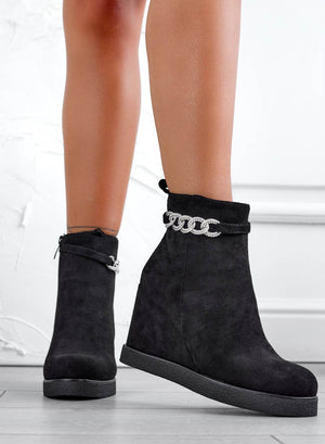 Black ankle boots with wedge heel and jewel chain