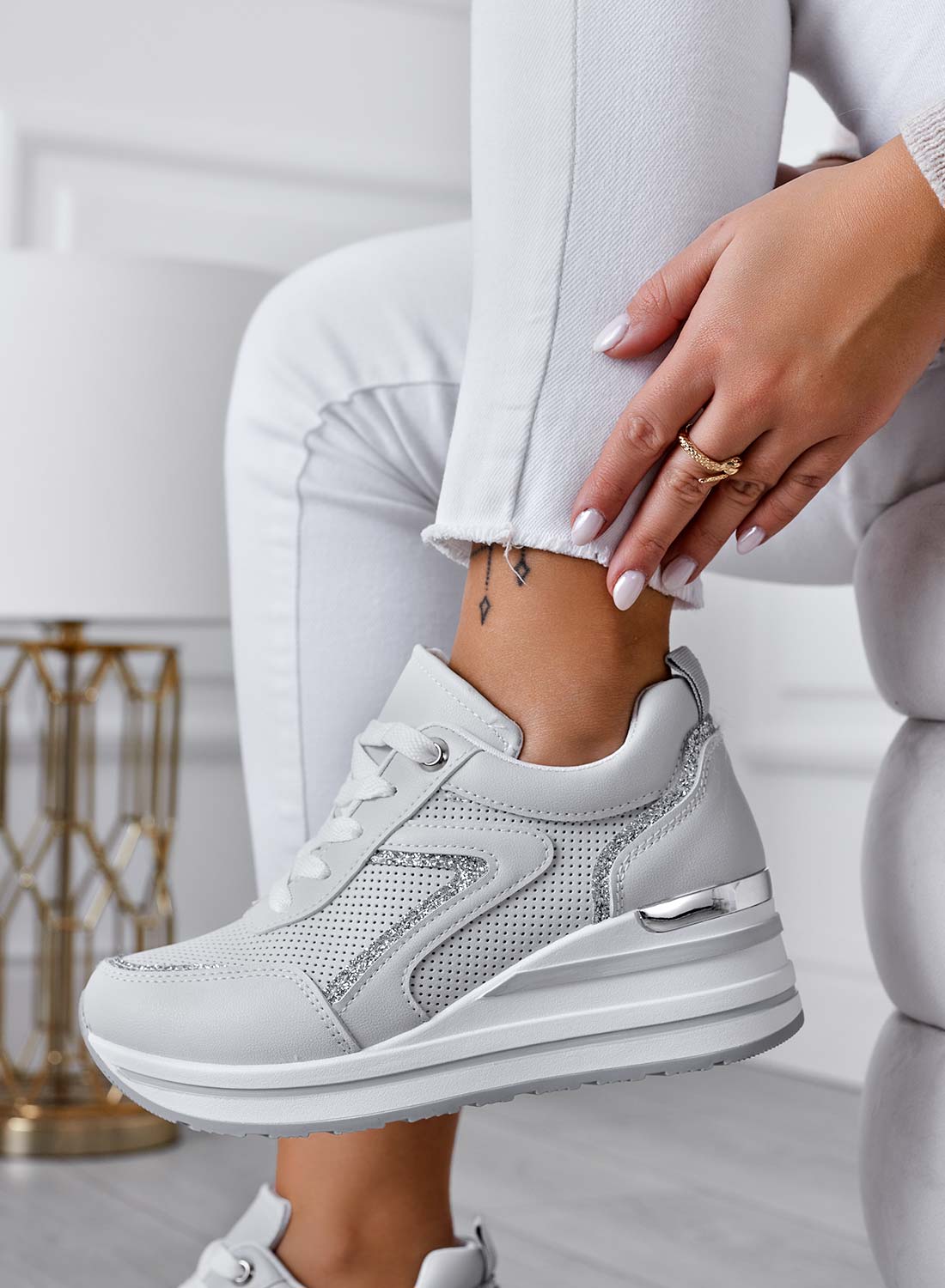 BRISA - Sneakers grigie con inserti glitter e zeppa