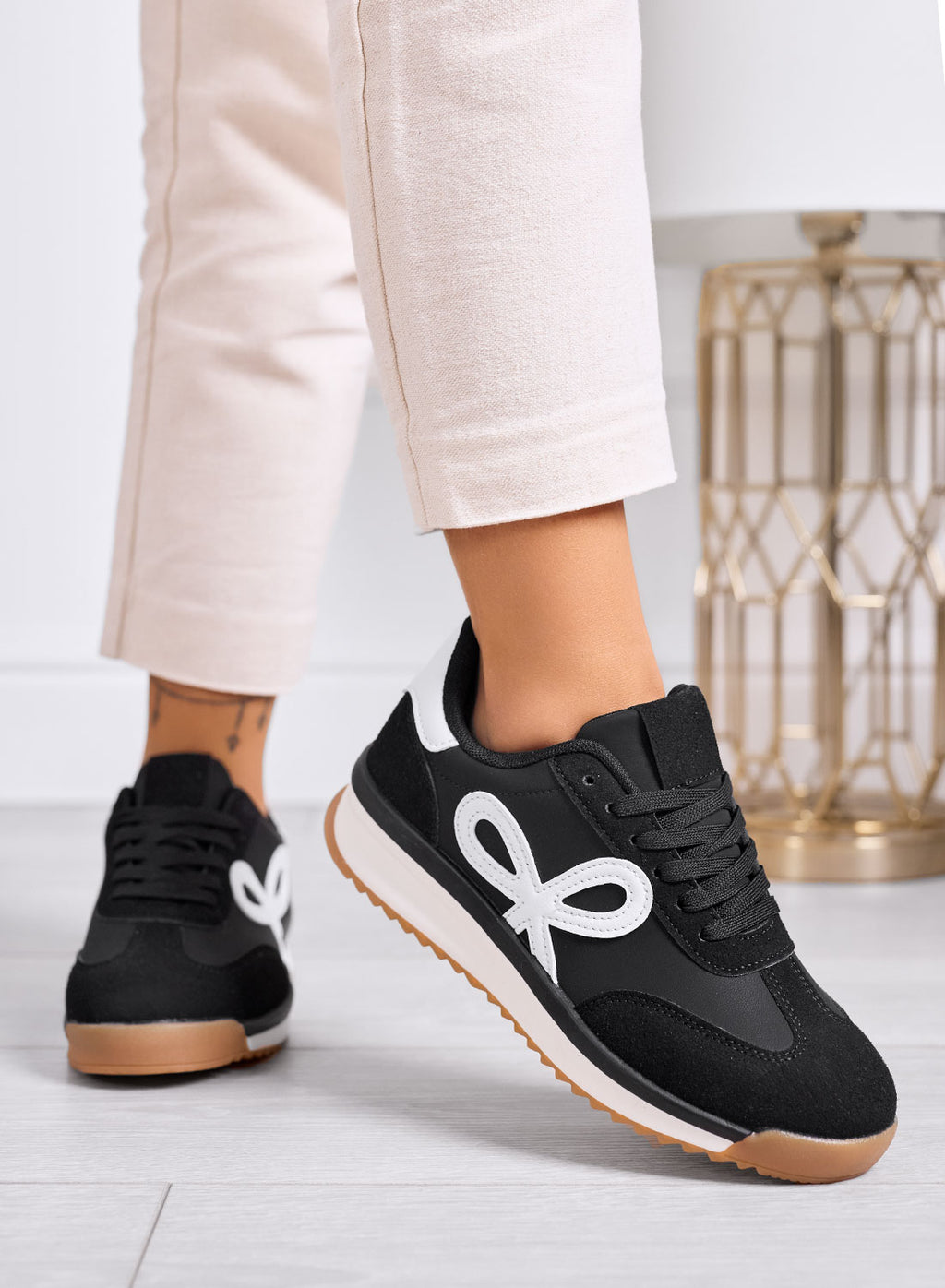 DIAZ - Sneakers nere con fiocco bianco e suola bicolore