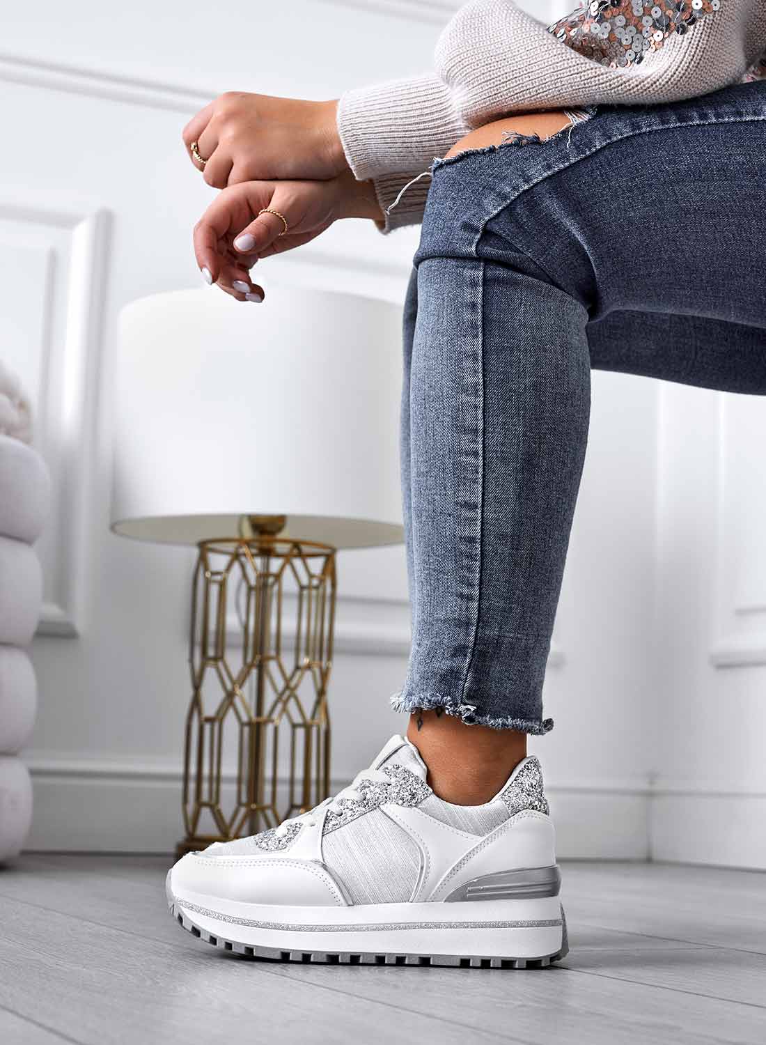 Baskets blanches avec empiècements pailletés argentés