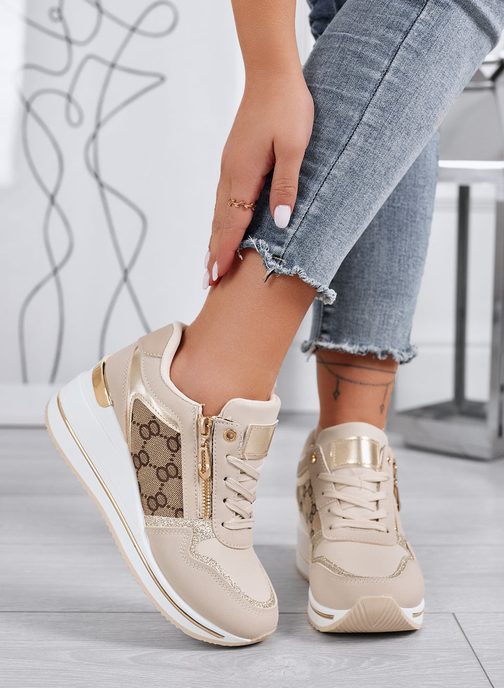 FABRIZIA - Sneakers beige con zeppa e inserti in tessuto