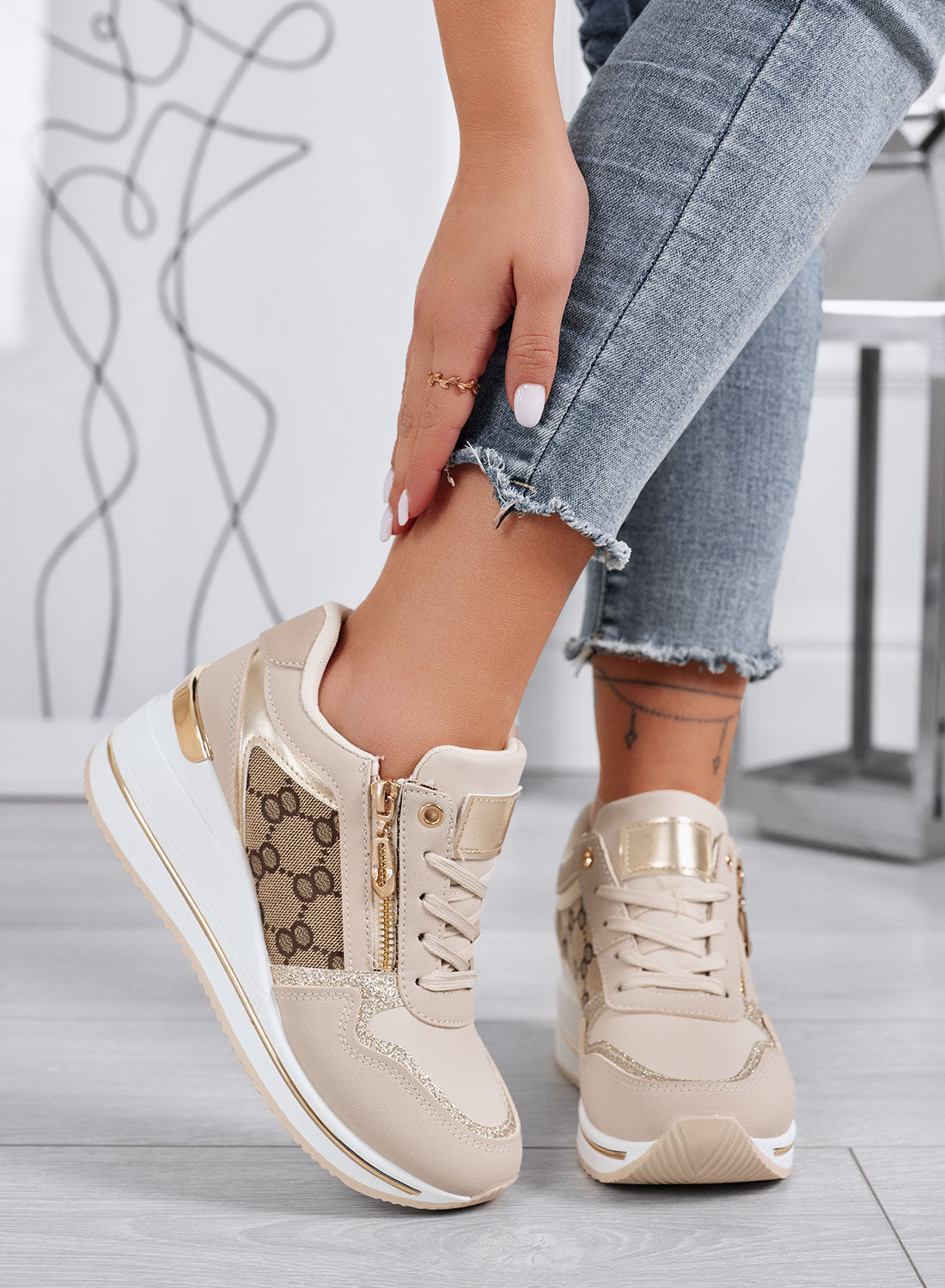 FABRIZIA - Sneakers beige con zeppa e inserti in tessuto