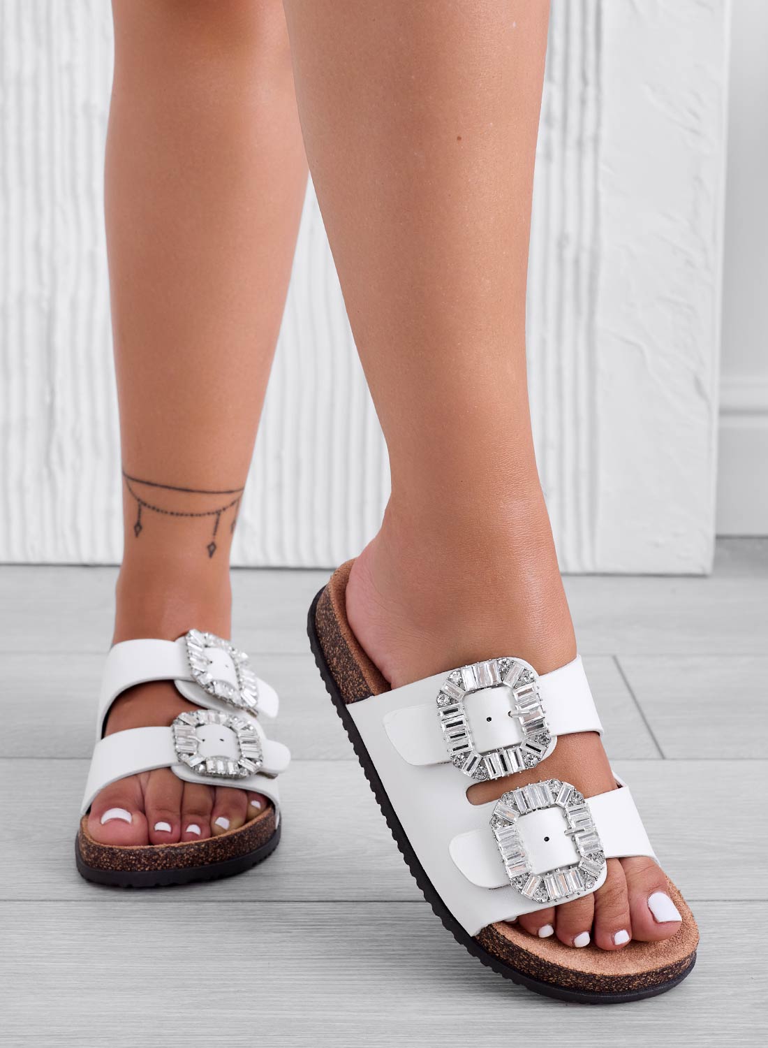 ADDY - Sandali ciabatta bianchi in sughero e fibbie in strass