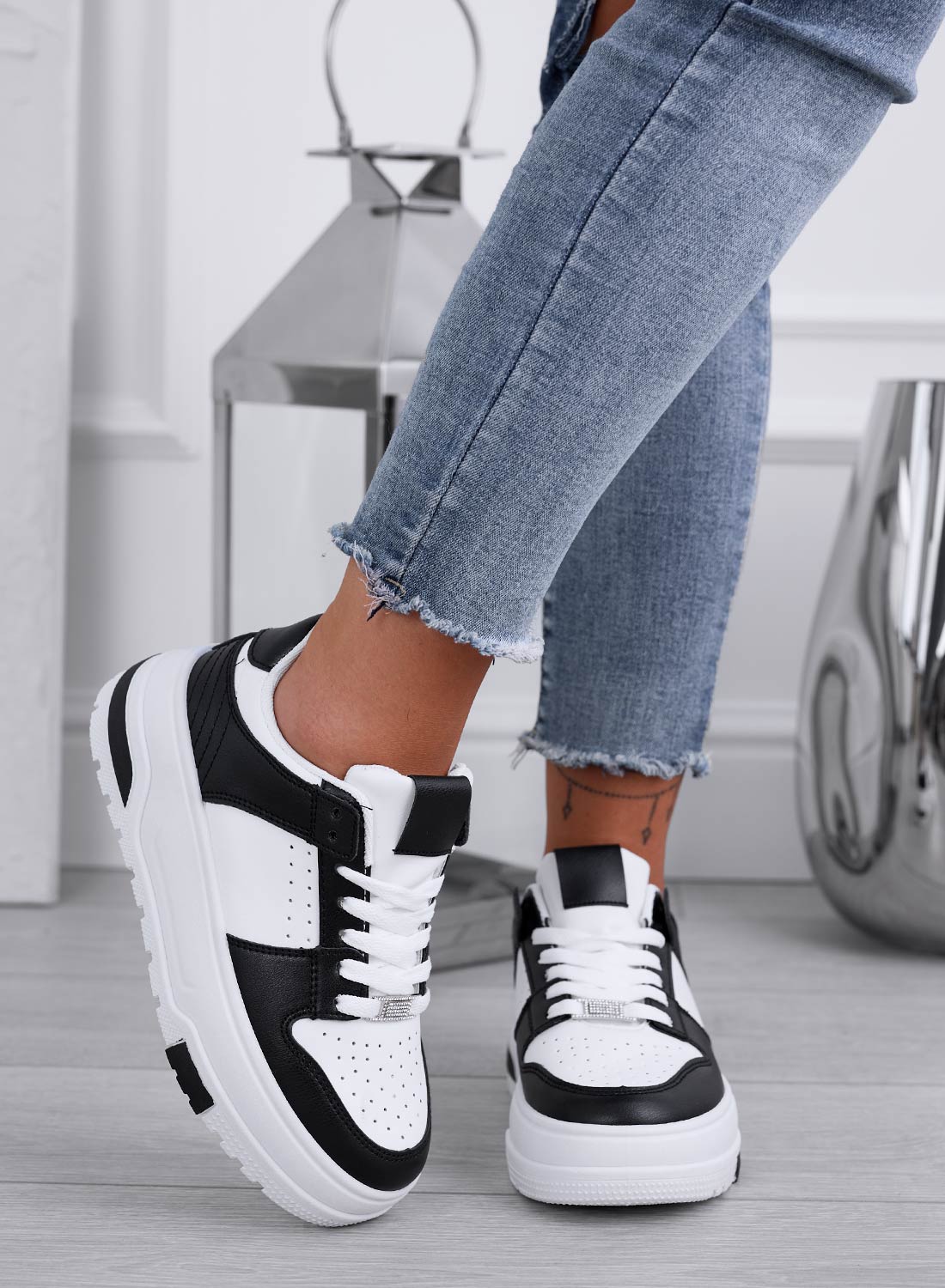 NYLA - White sneakers with contrasting black panels