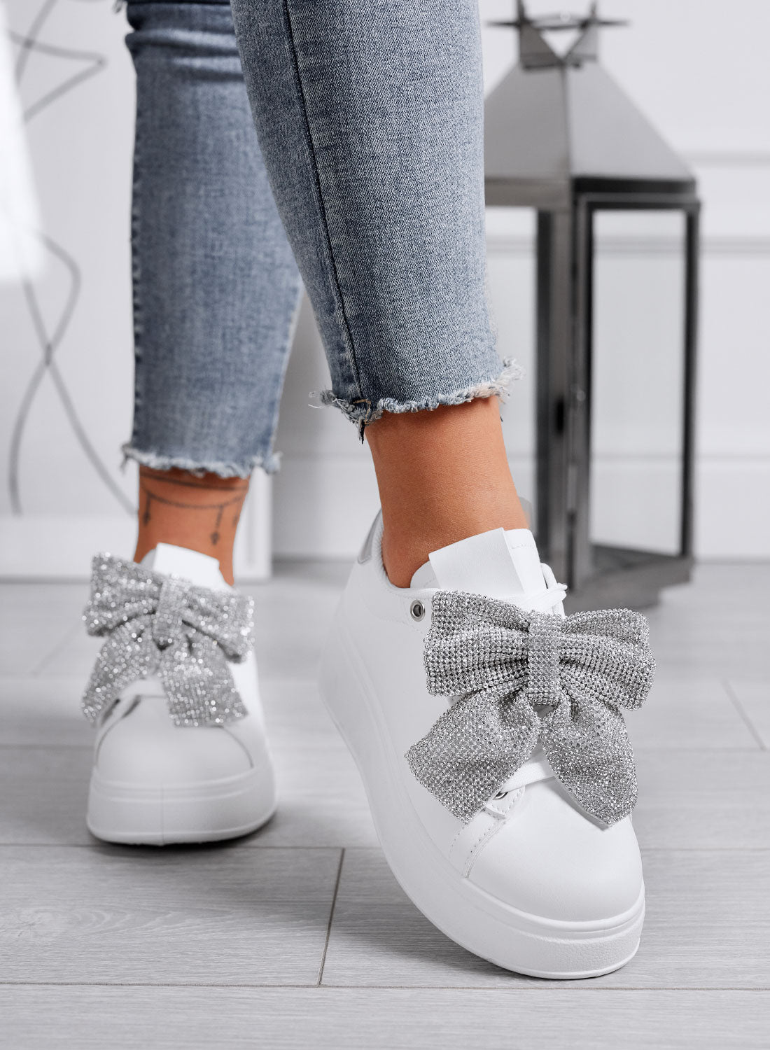 BELGA - Baskets blanches avec nœud en strass argenté