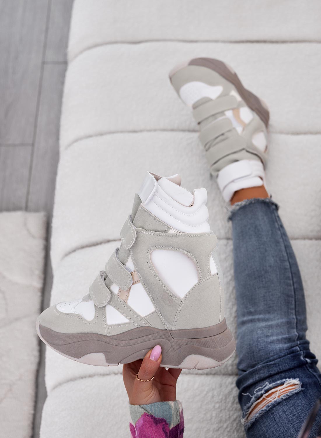 LAUREN - Sneakers bianche ghiaccio con zeppa interna e strappi