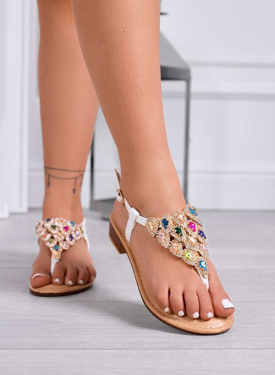 DREAMS - Sandali bianchi bassi con pietre multicolor e design a T