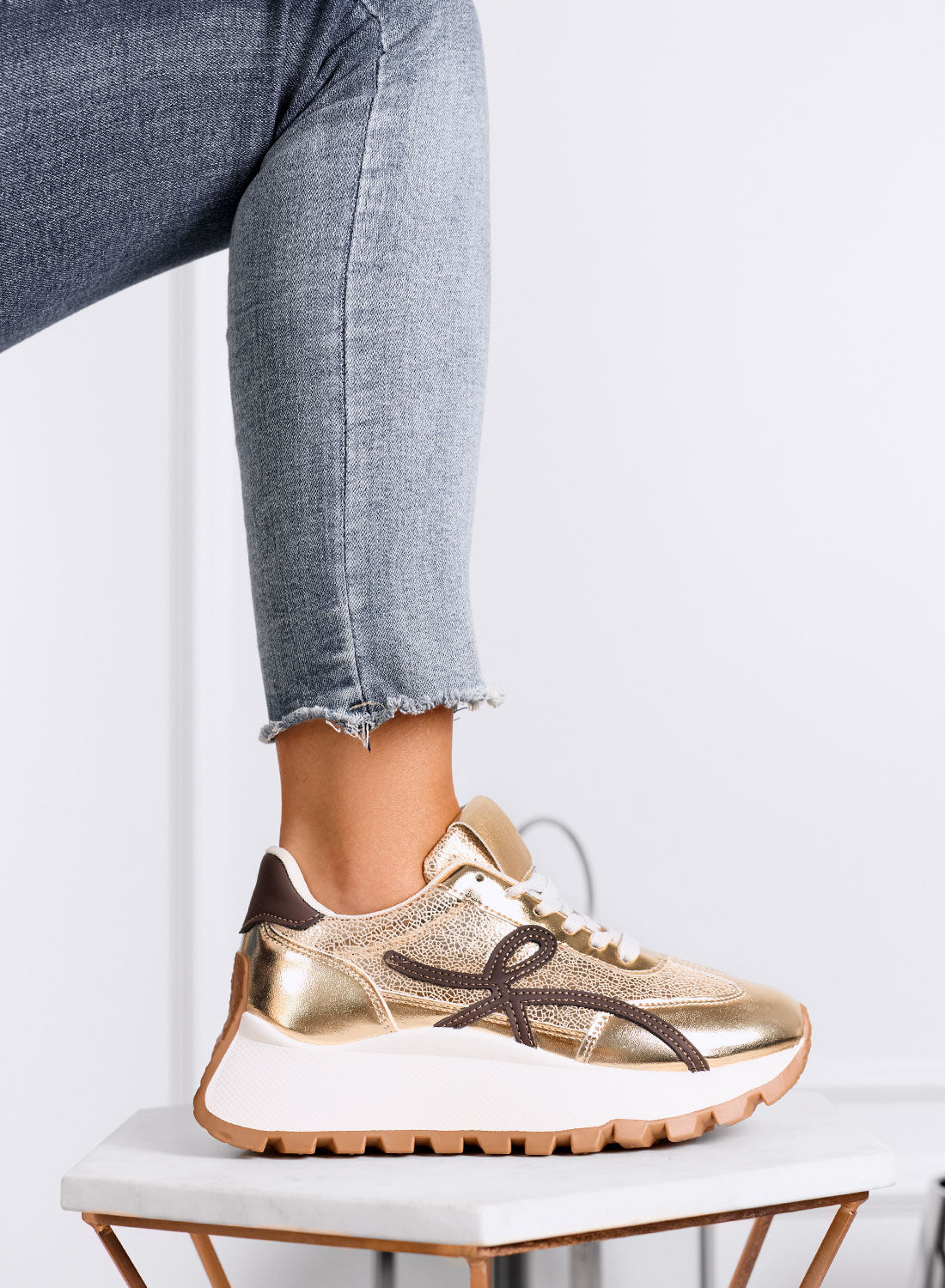 YONA - Sneakers oro con dettagli marroni e suola alta