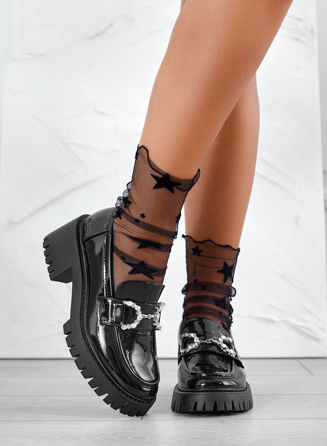 SARA - Mocassins noirs en vernis avec ornement bijou