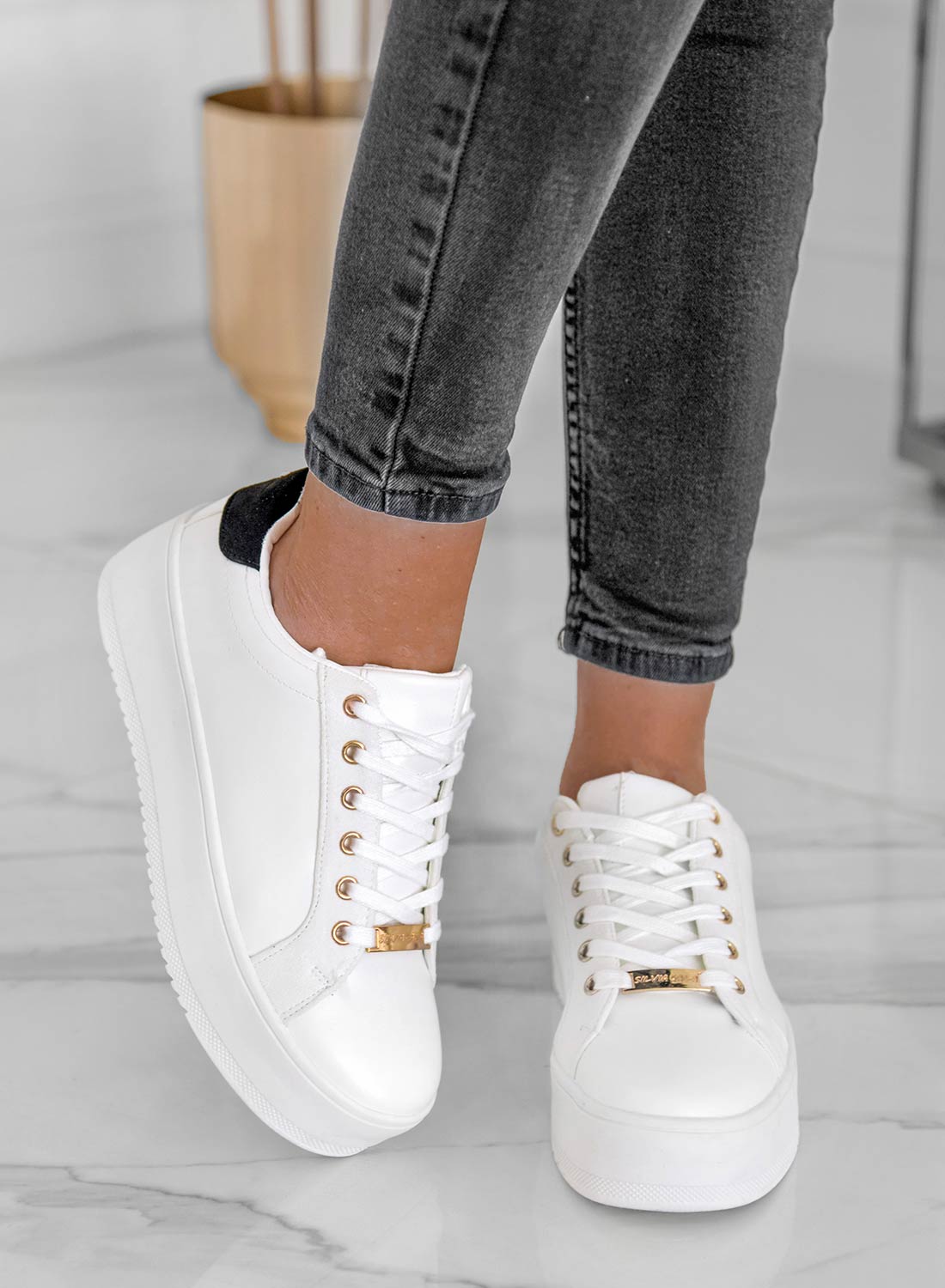 CARRY - White sneakers with gold details and black back