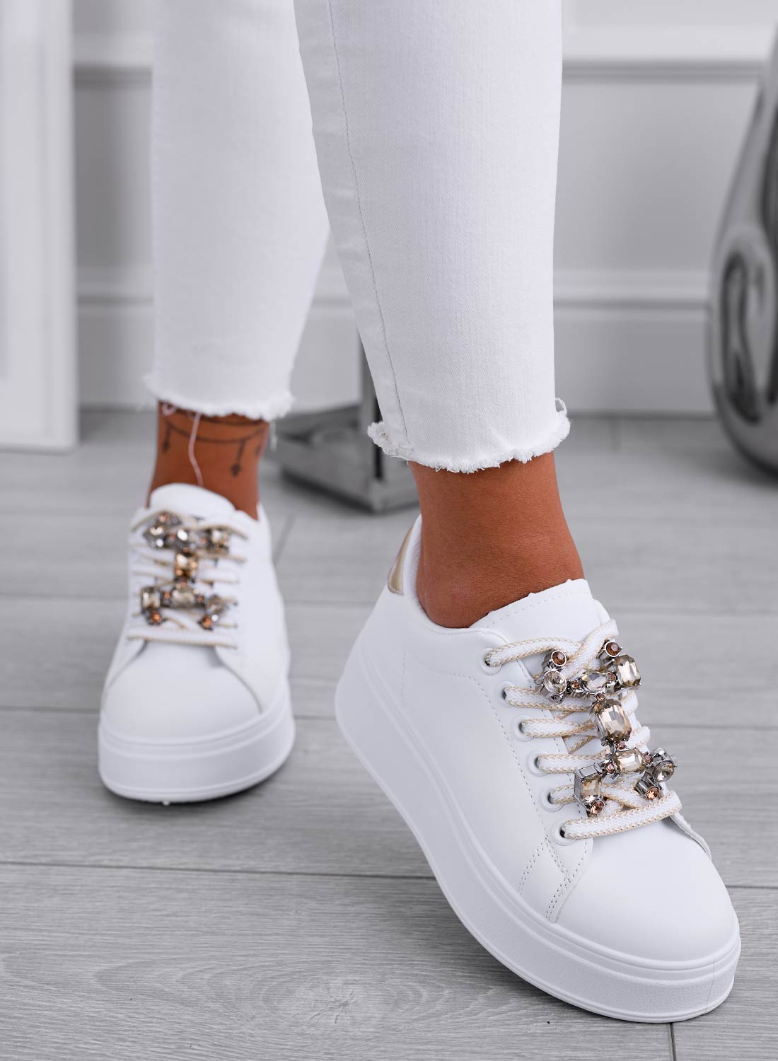 SORAYA - Sneakers bianche con applicazione gioiello e retro oro