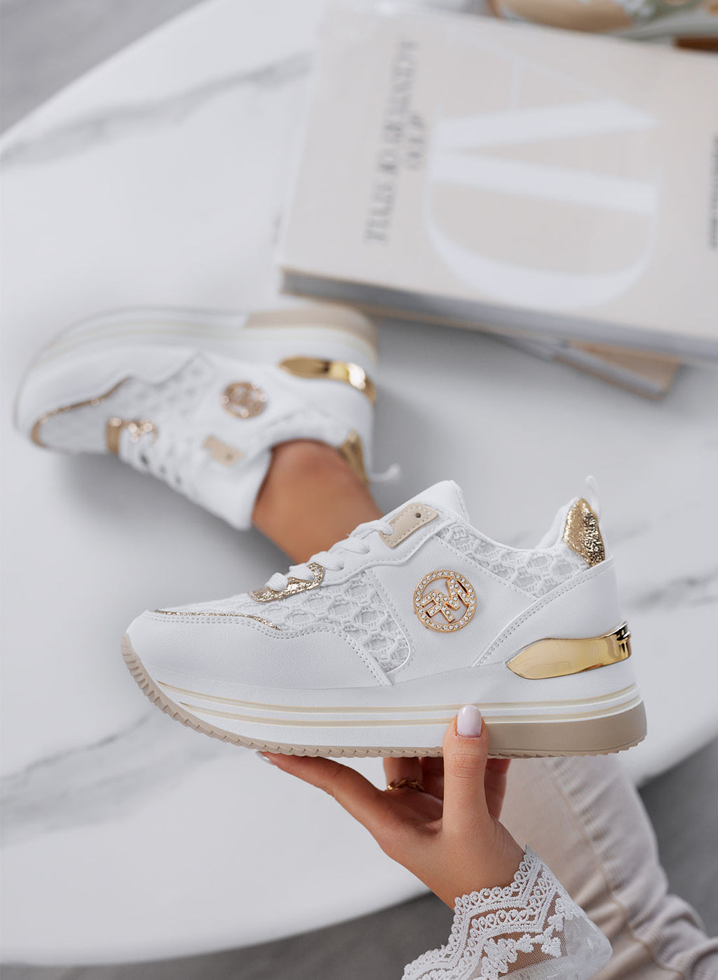 WALKER - Sneakers da donna bianche con dettagli dorati e trama a rete