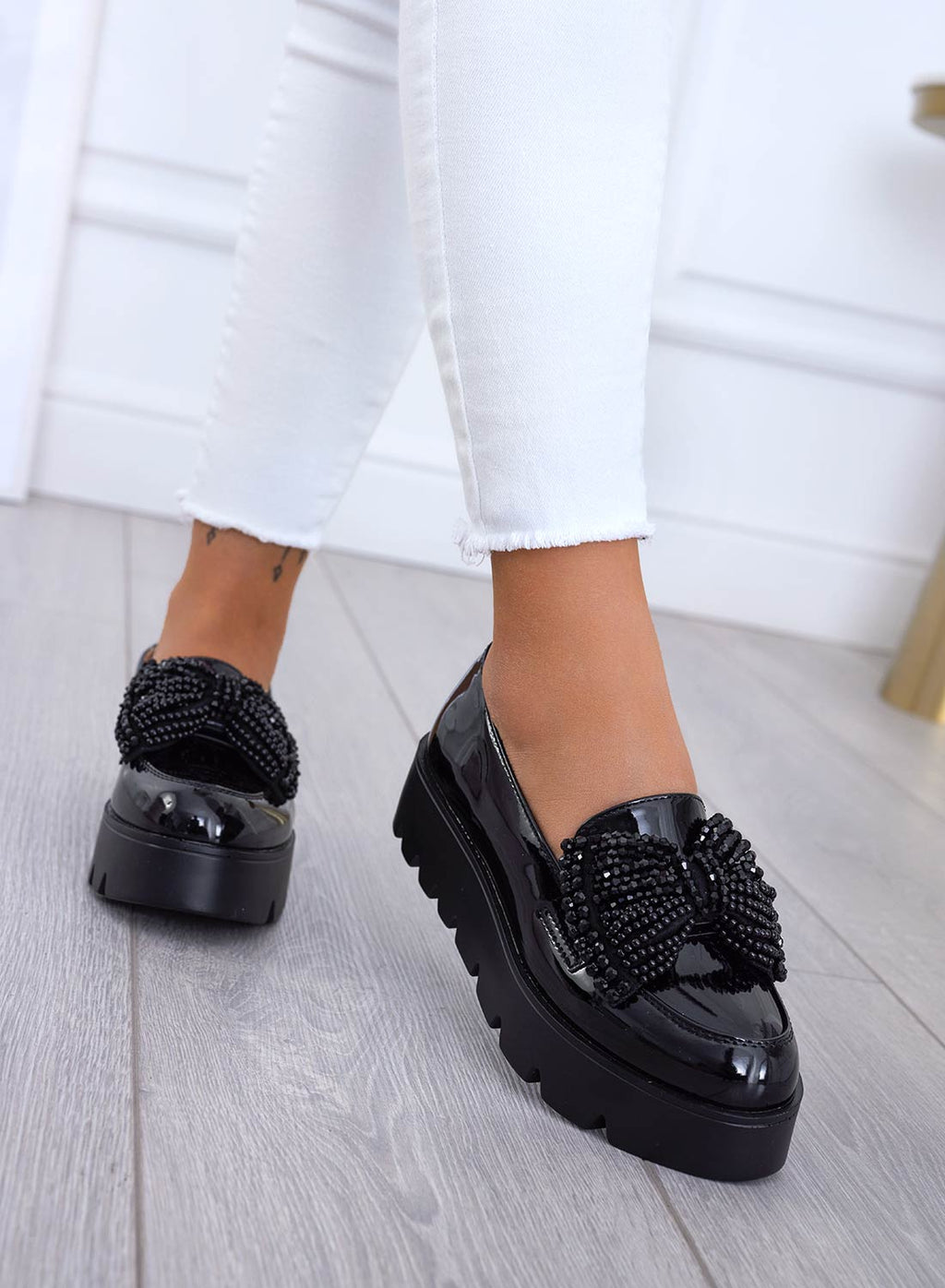 Mocassins noirs en vernis avec nœud en strass