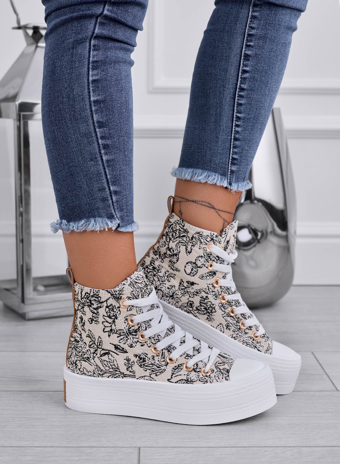 DELFINA - Beige high-top patterned sneakers with wedge