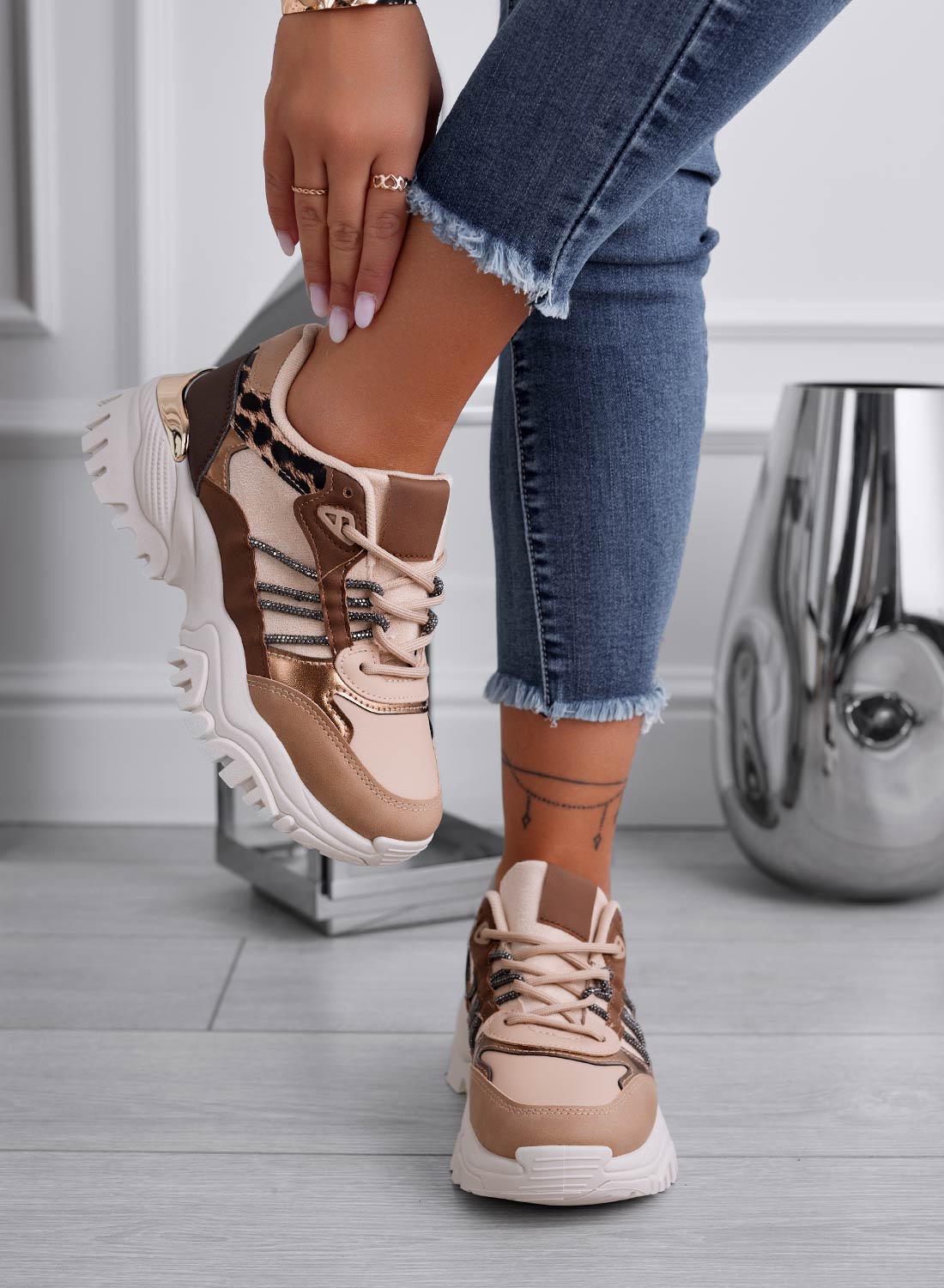 Sneakers fango con inserti marroni e maculato