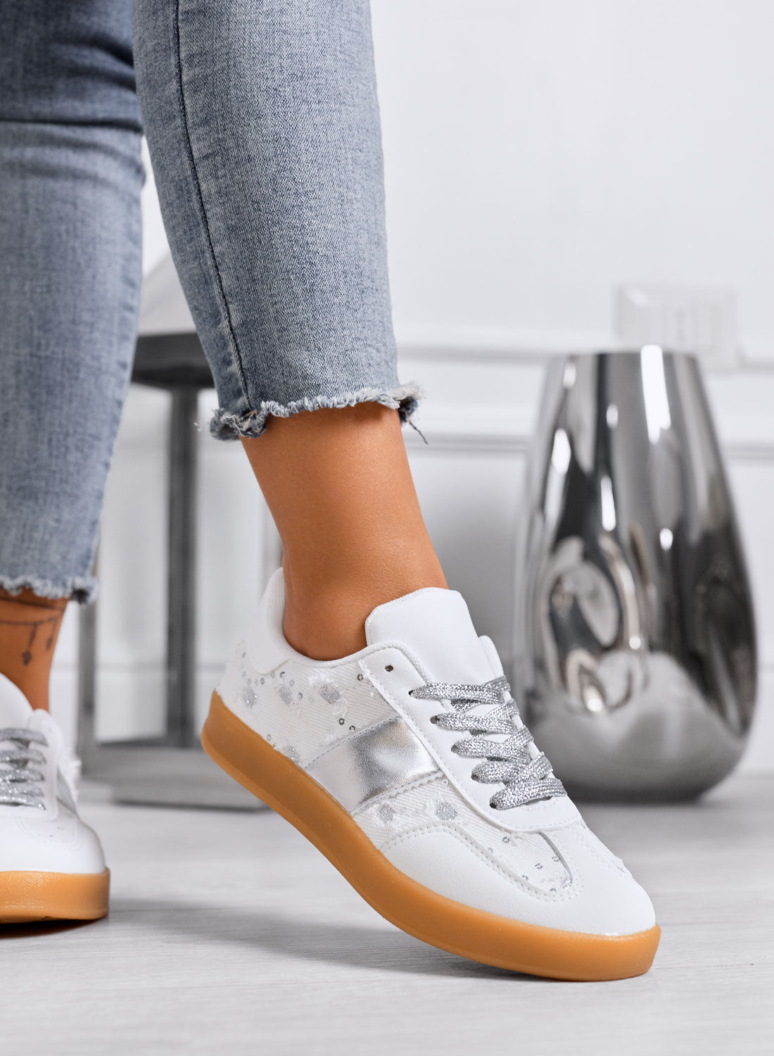 MIREA - Sneakers bianche con dettagli floreali e inserti argento