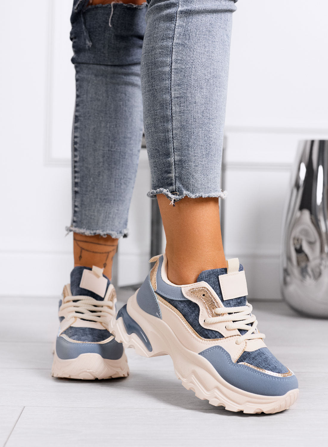 TRILLY - Baskets chunky bleues avec détails dorés et semelle épaisse