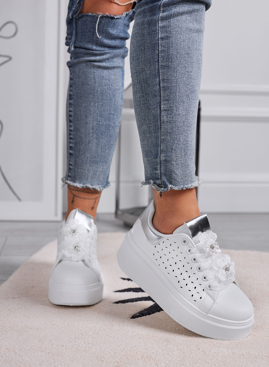 ZELDA - Baskets blanches pour femme avec semelle épaisse et détails floraux