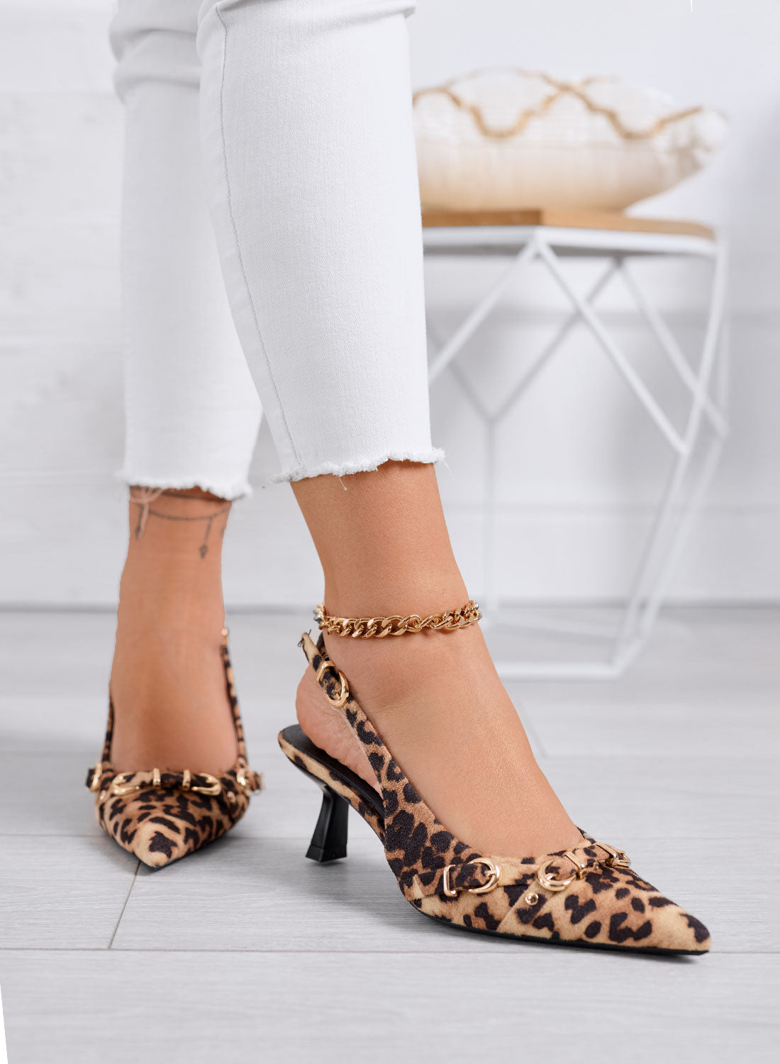 TASHA - Décolleté maculate slingback con tacco basso e catena oro