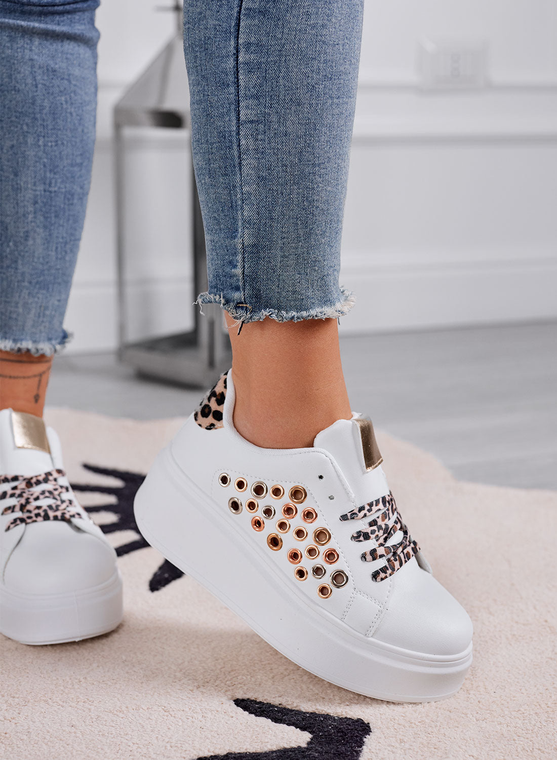 RAFFAELLA - Baskets blanches perforées avec œillets et empiècements léopard