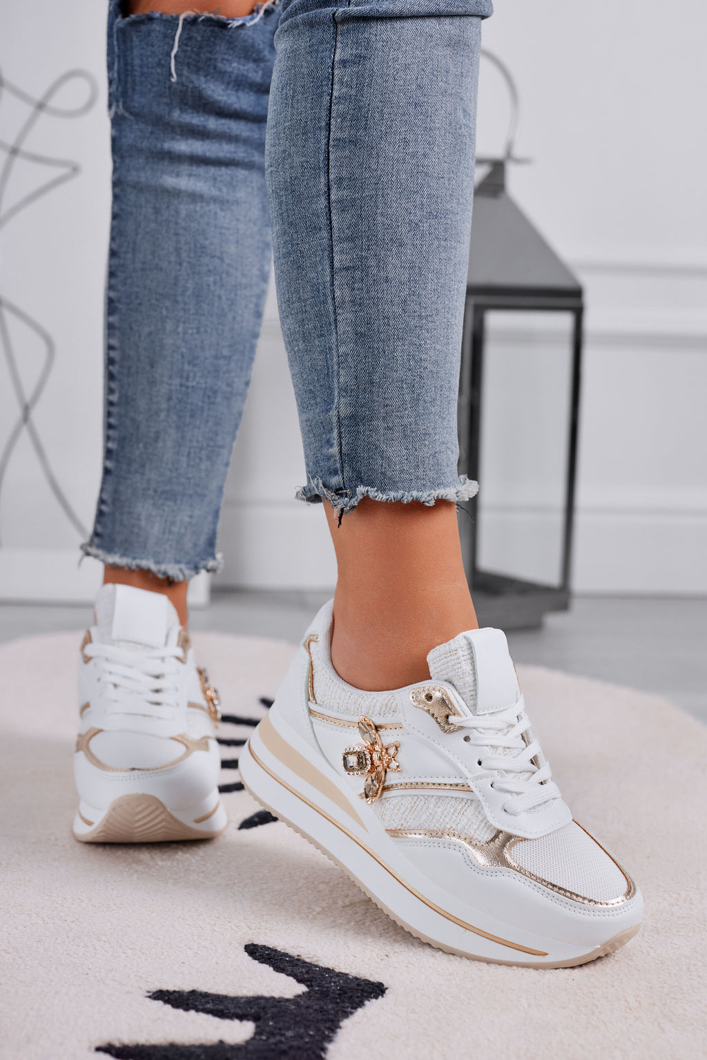 CARMEN - Sneakers bianche con ape gioiello oro