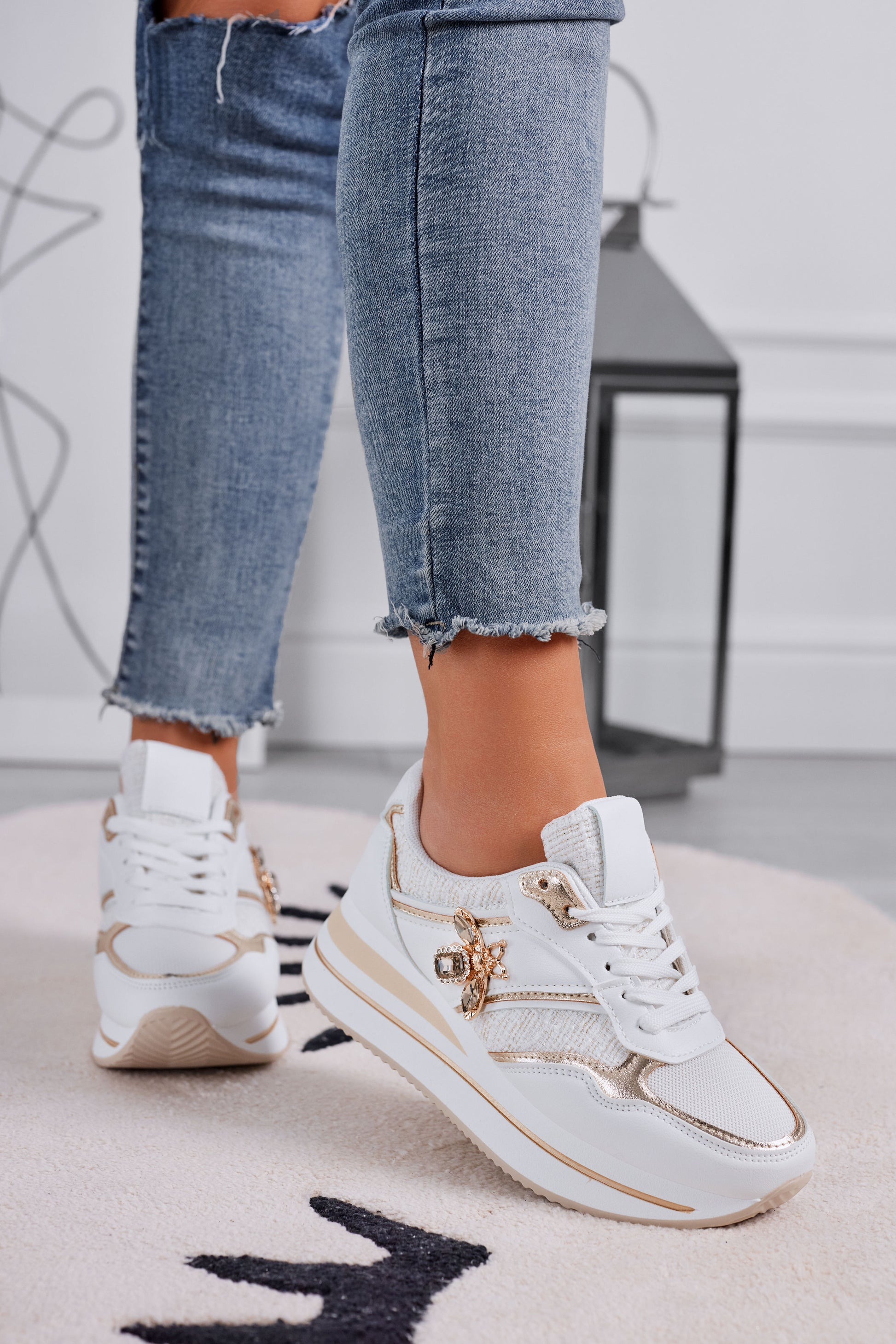 CARMEN - Sneakers bianche con ape gioiello oro