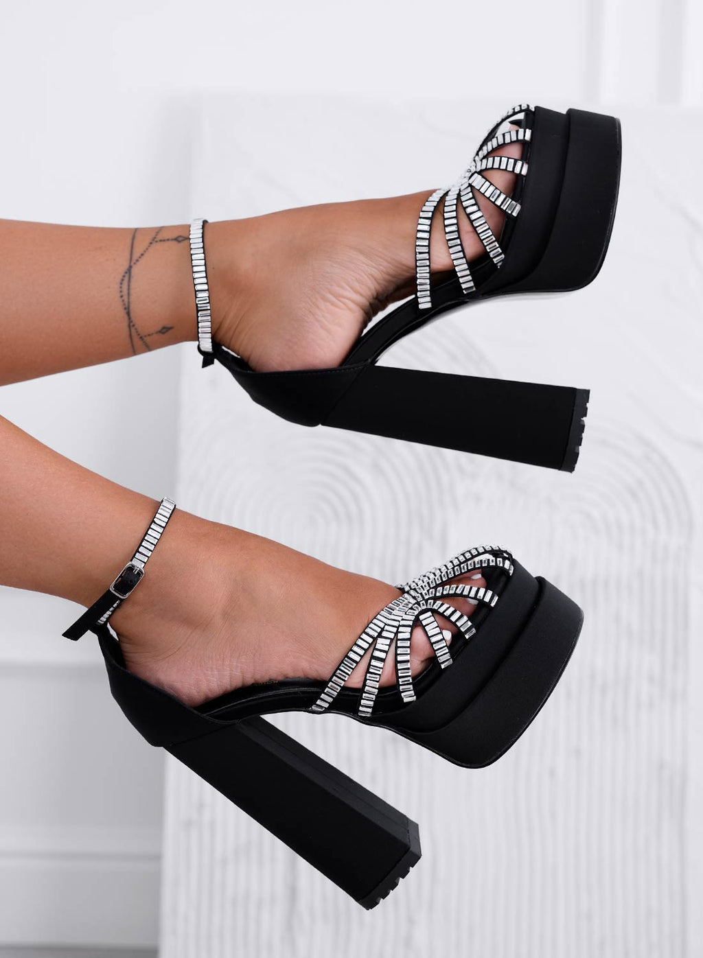 EDITH - Sandali Alexoo neri con strass argento e cinturino