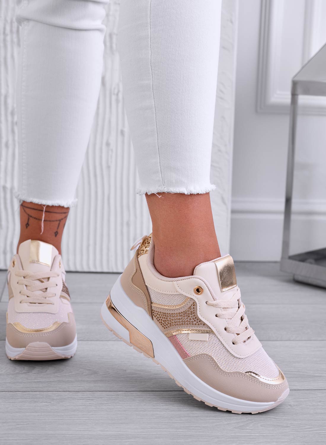 Sneakers beige con zeppa e inserti oro