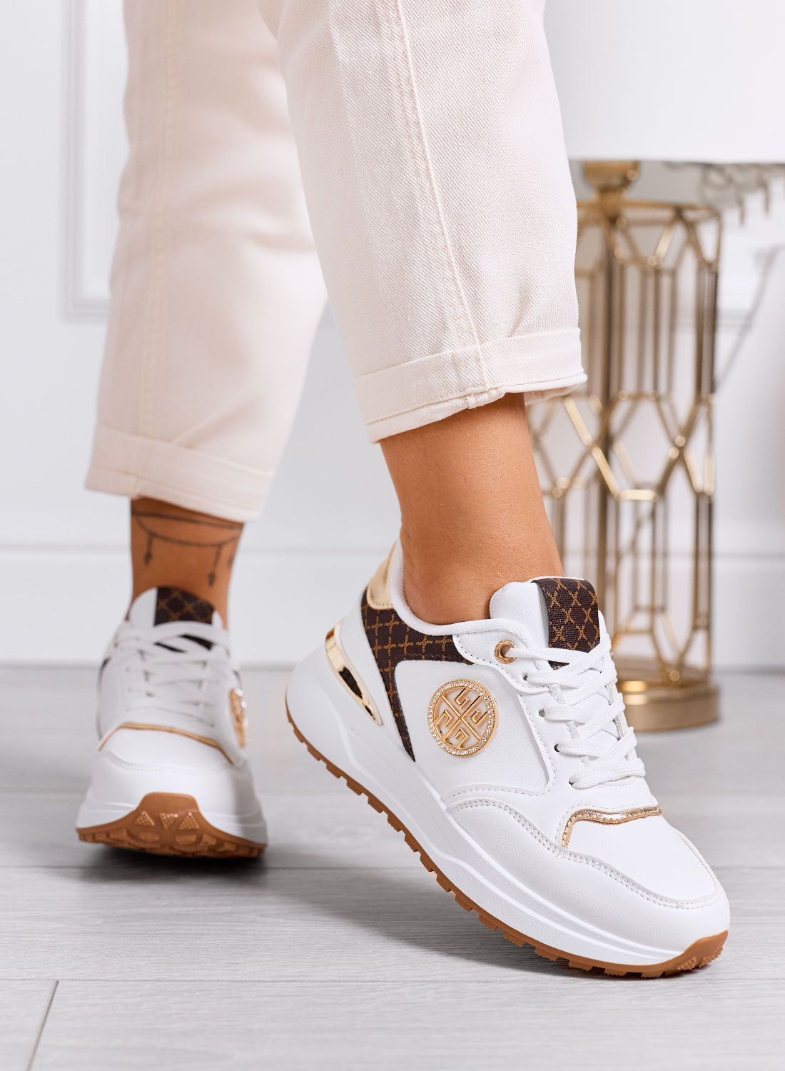 GLAMY - Baskets blanches avec détails dorés et imprimé monogramme