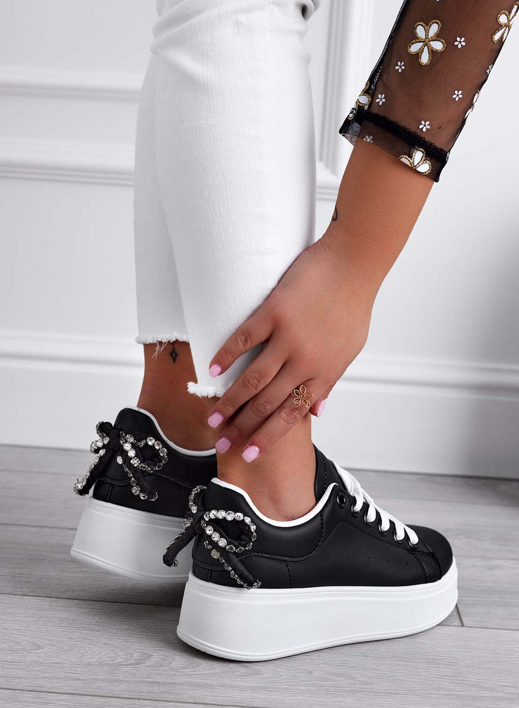 MILE - Sneakers nere con suola spessa e fiocco in strass