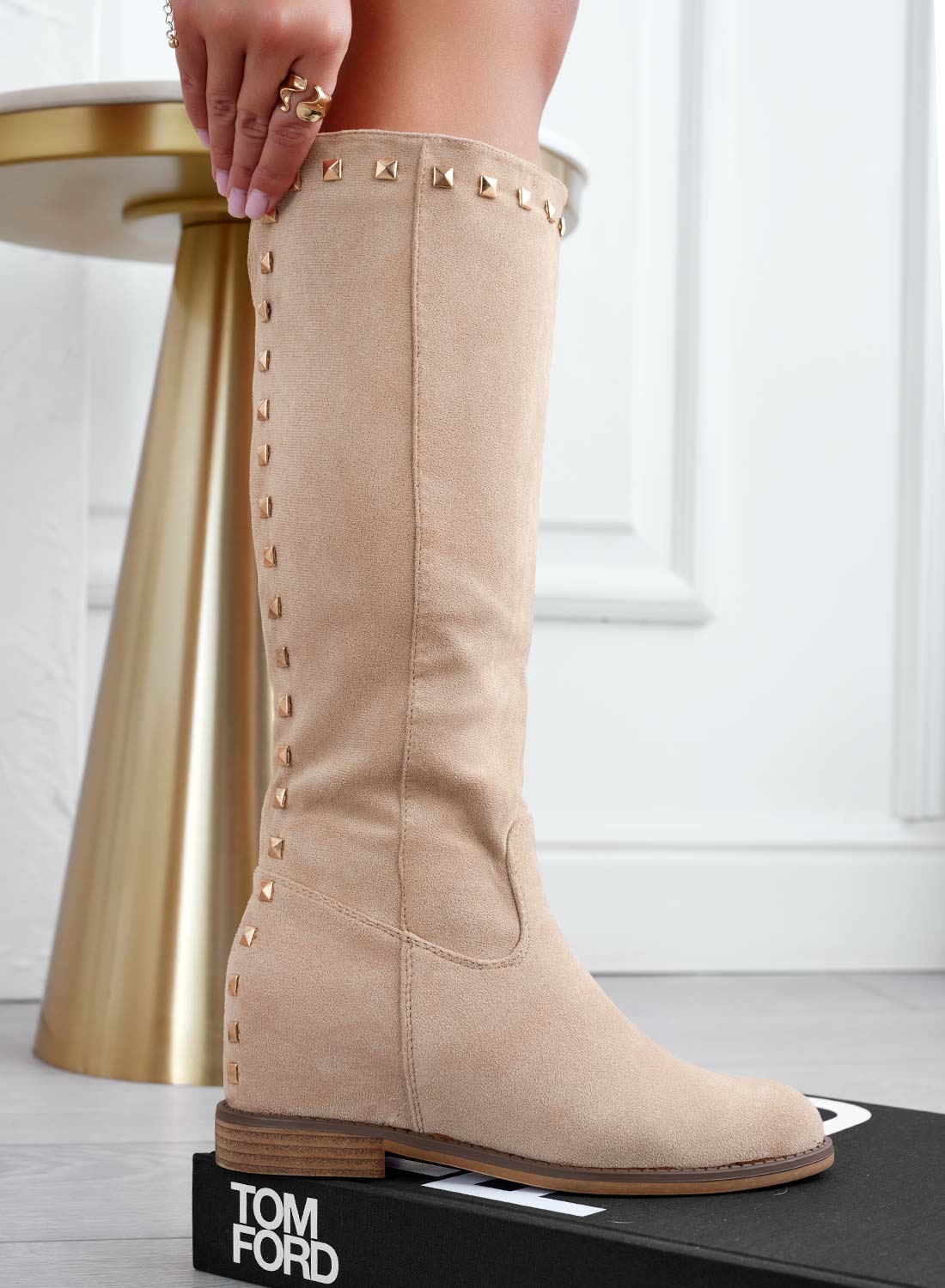 JANINE - Stivali scamosciati Beige con-zeppa interna e borchie
