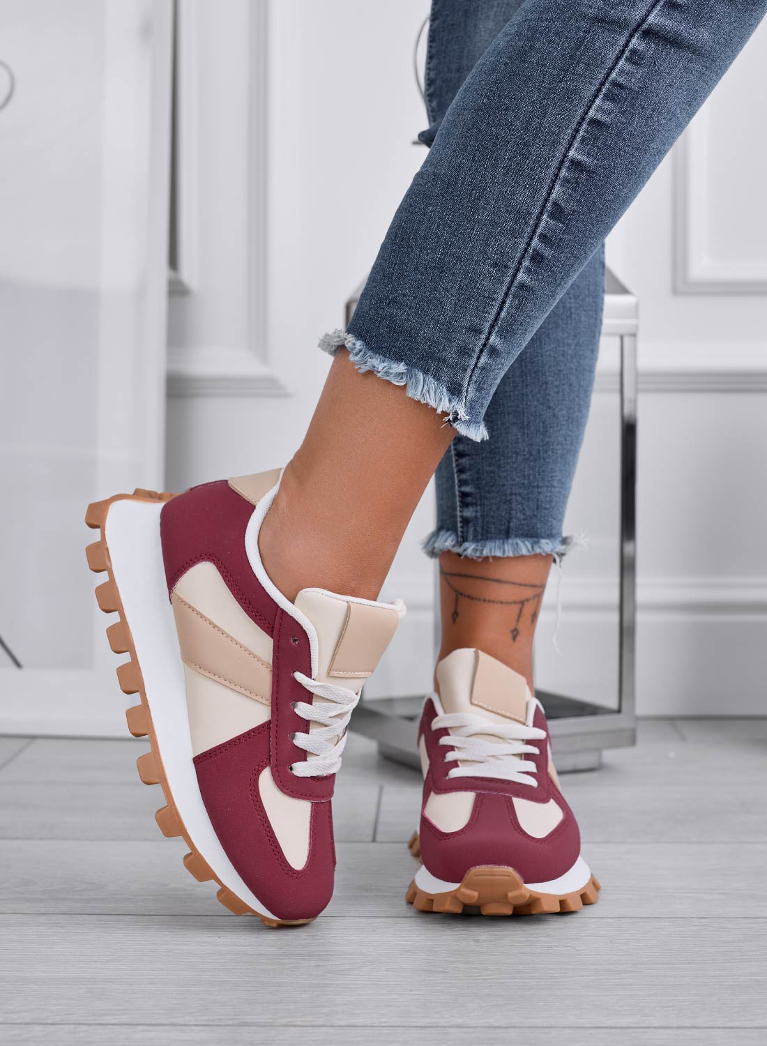 Burgundy sneakers with contrasting panels