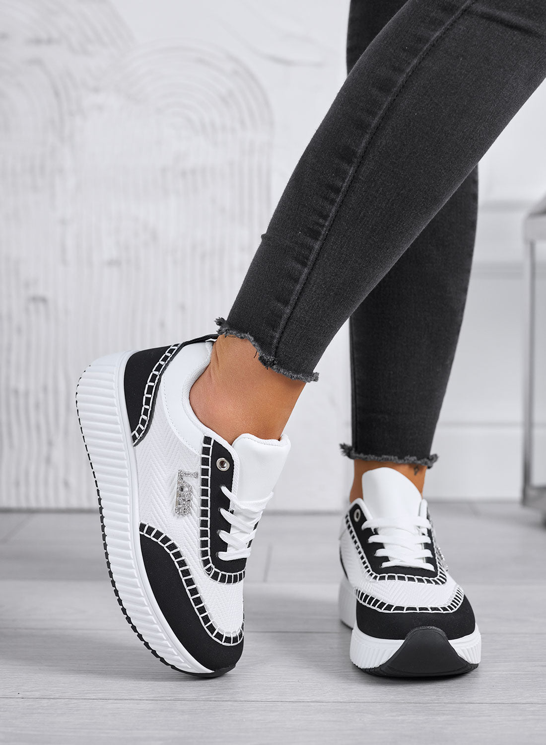 DAVIS - Women's sneakers with thick sole and black contrast panels