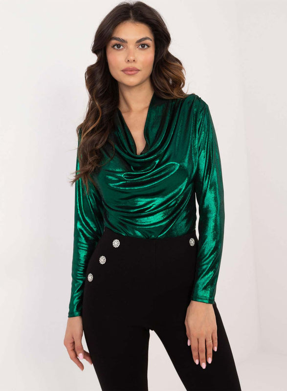 Maglia verde metallizzata con scollo morbido