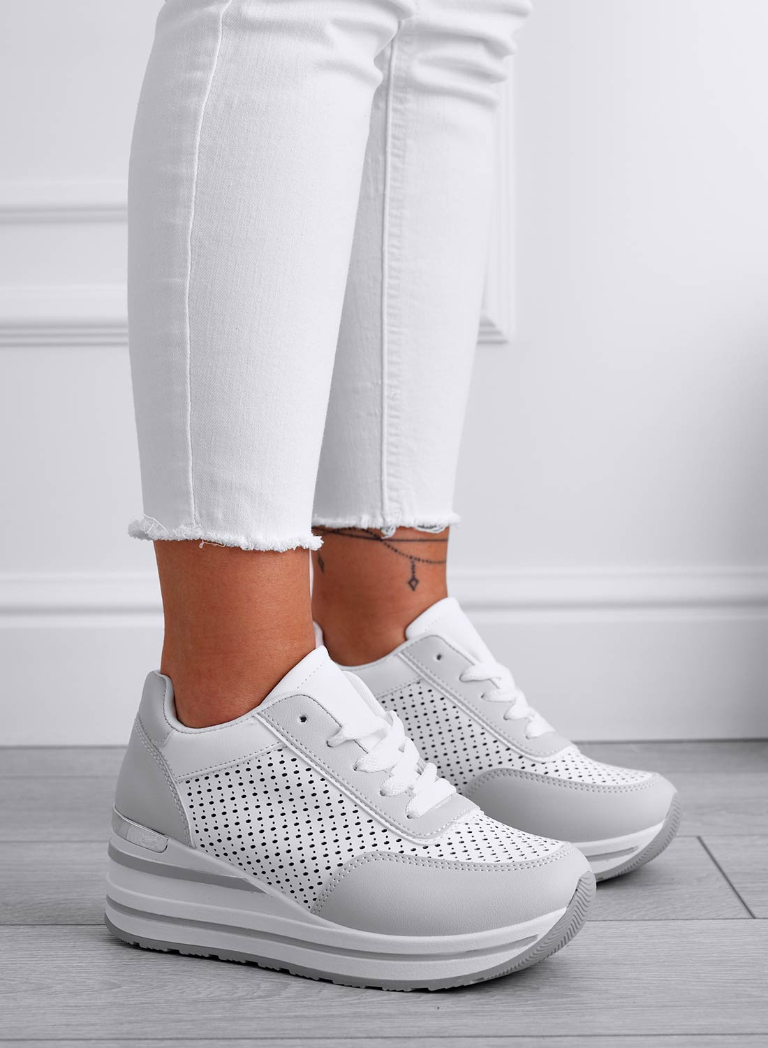 LUE - Sneakers traforate bianche con suola spessa