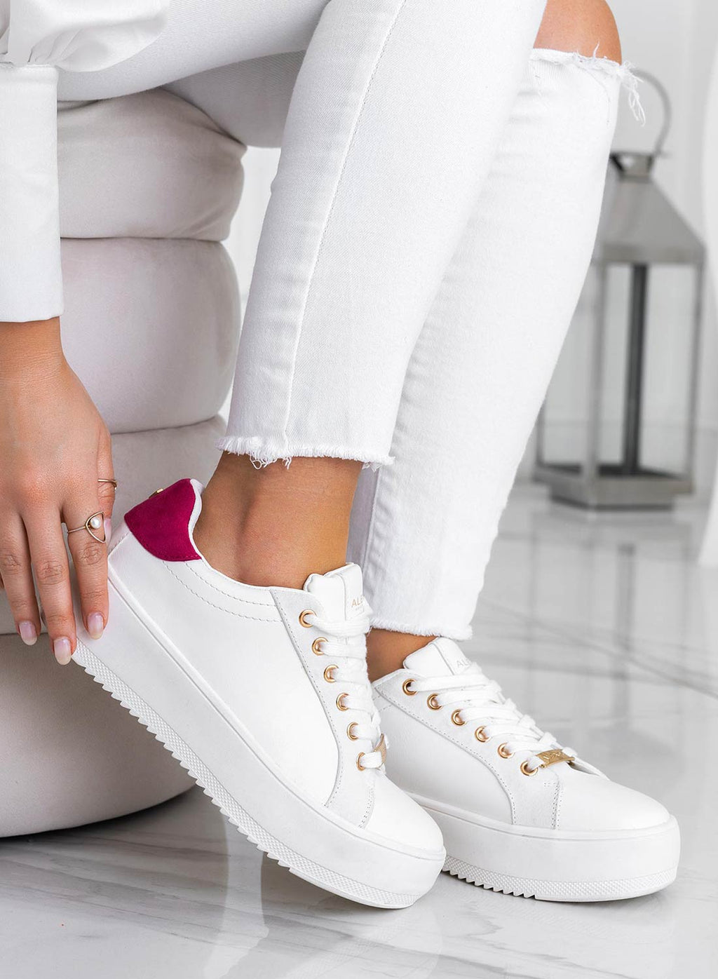 CARRY - Sneakers Bianche Alexoo con rifiniture oro e retro fuxia
