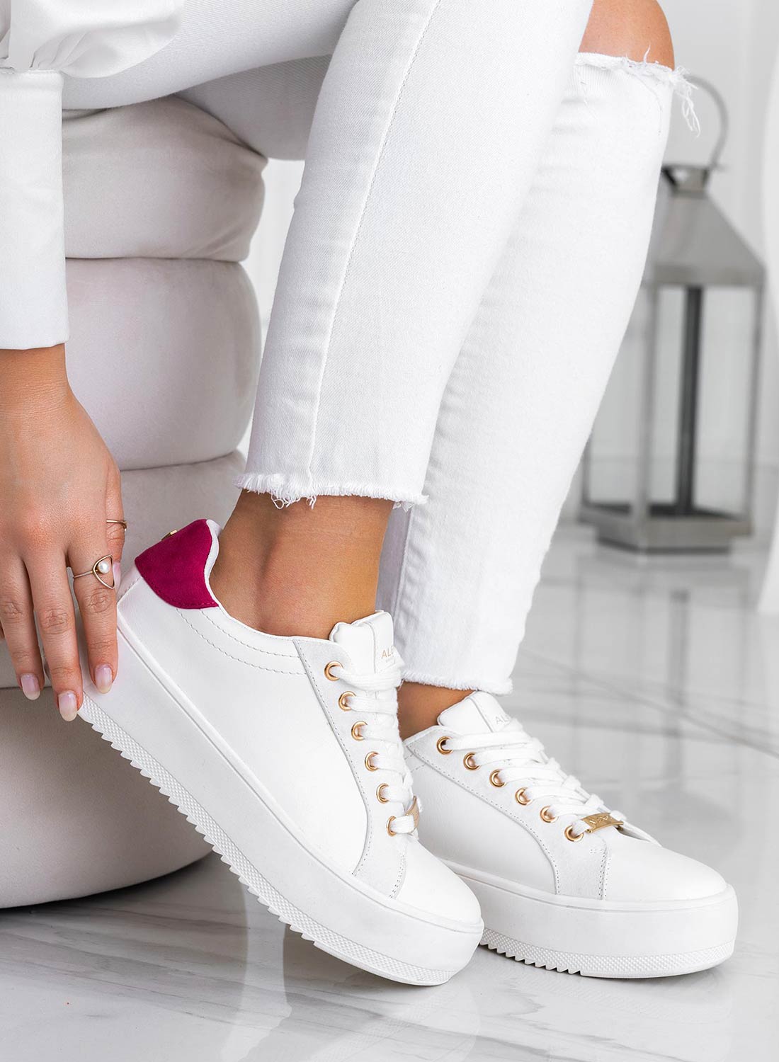 CARRY - Sneakers Bianche Alexoo con rifiniture oro e retro fuxia