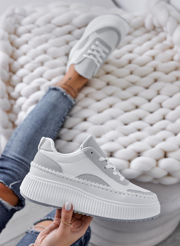 ANNACHIARA - Sneakers bianche con inserti in tessuto grigio e zeppa