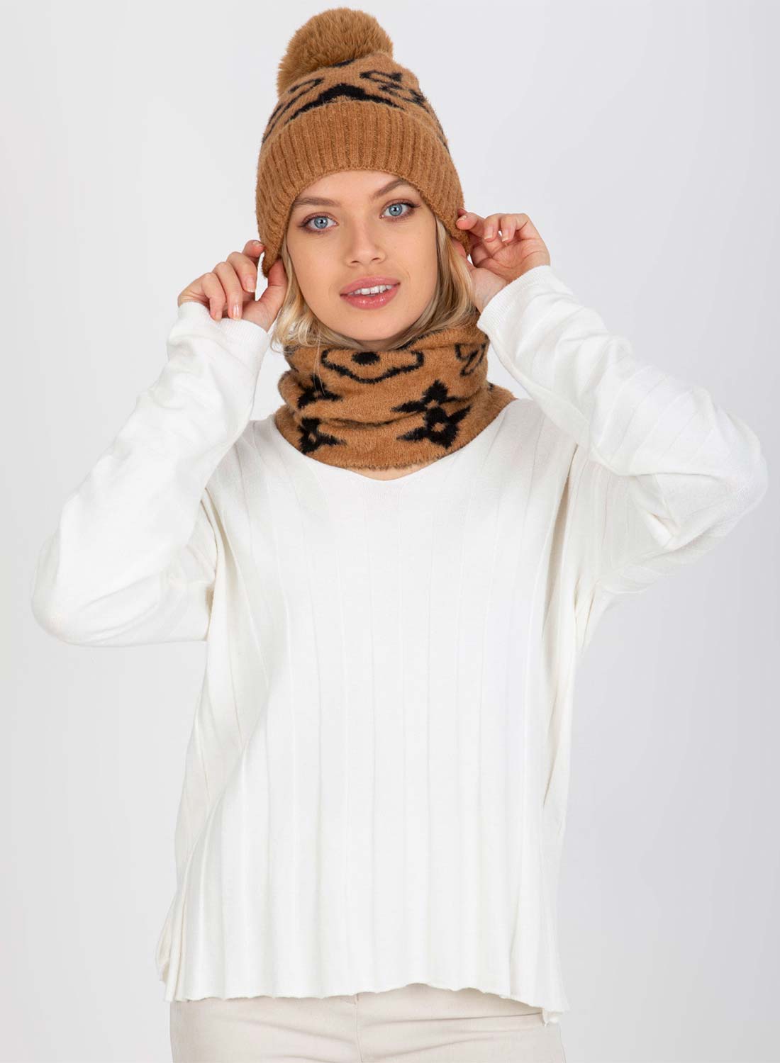 Camel padded hat with pompom