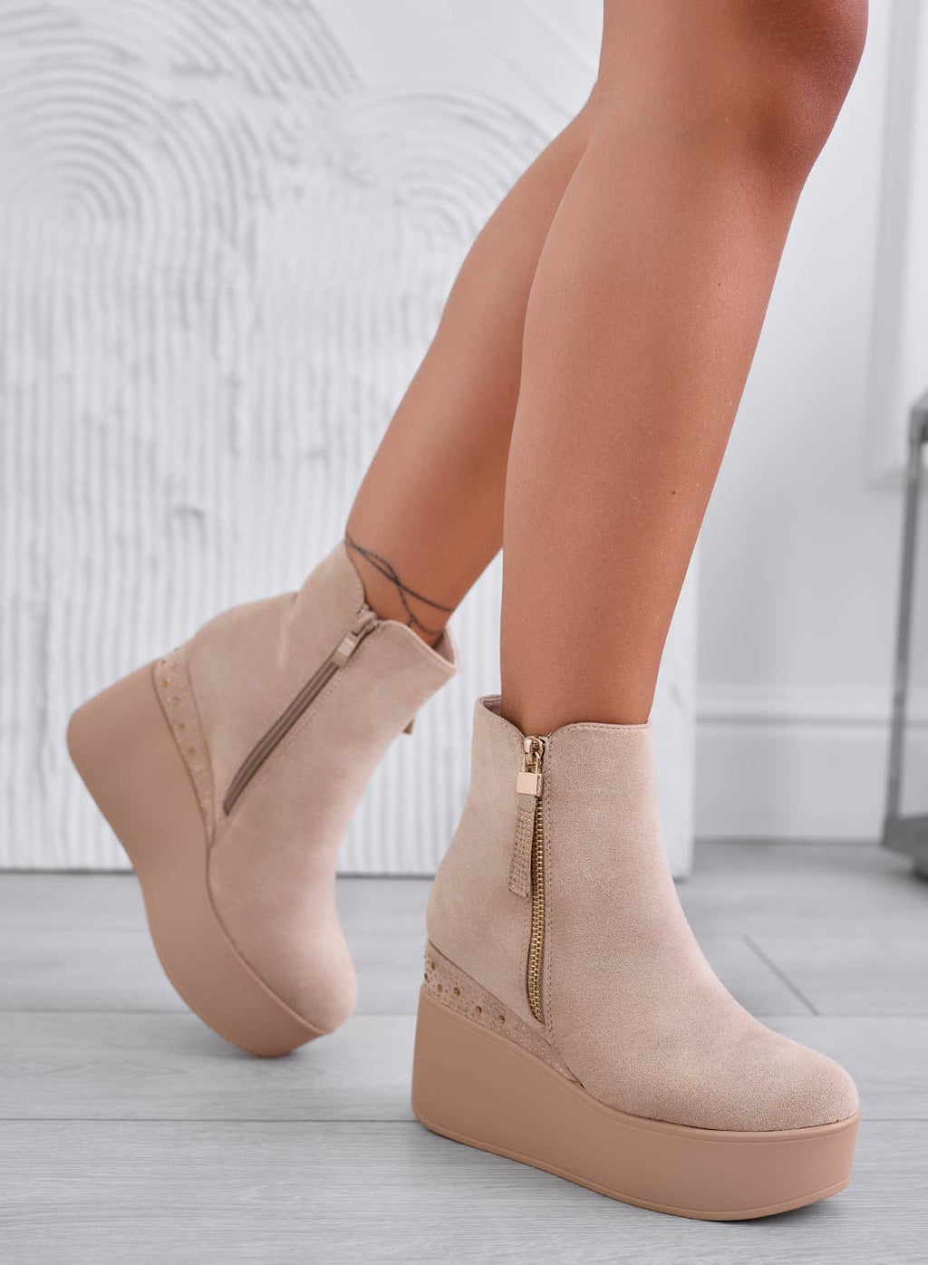 MARGHERITA -  Stivaletti beige Alexoo con zeppa e strass