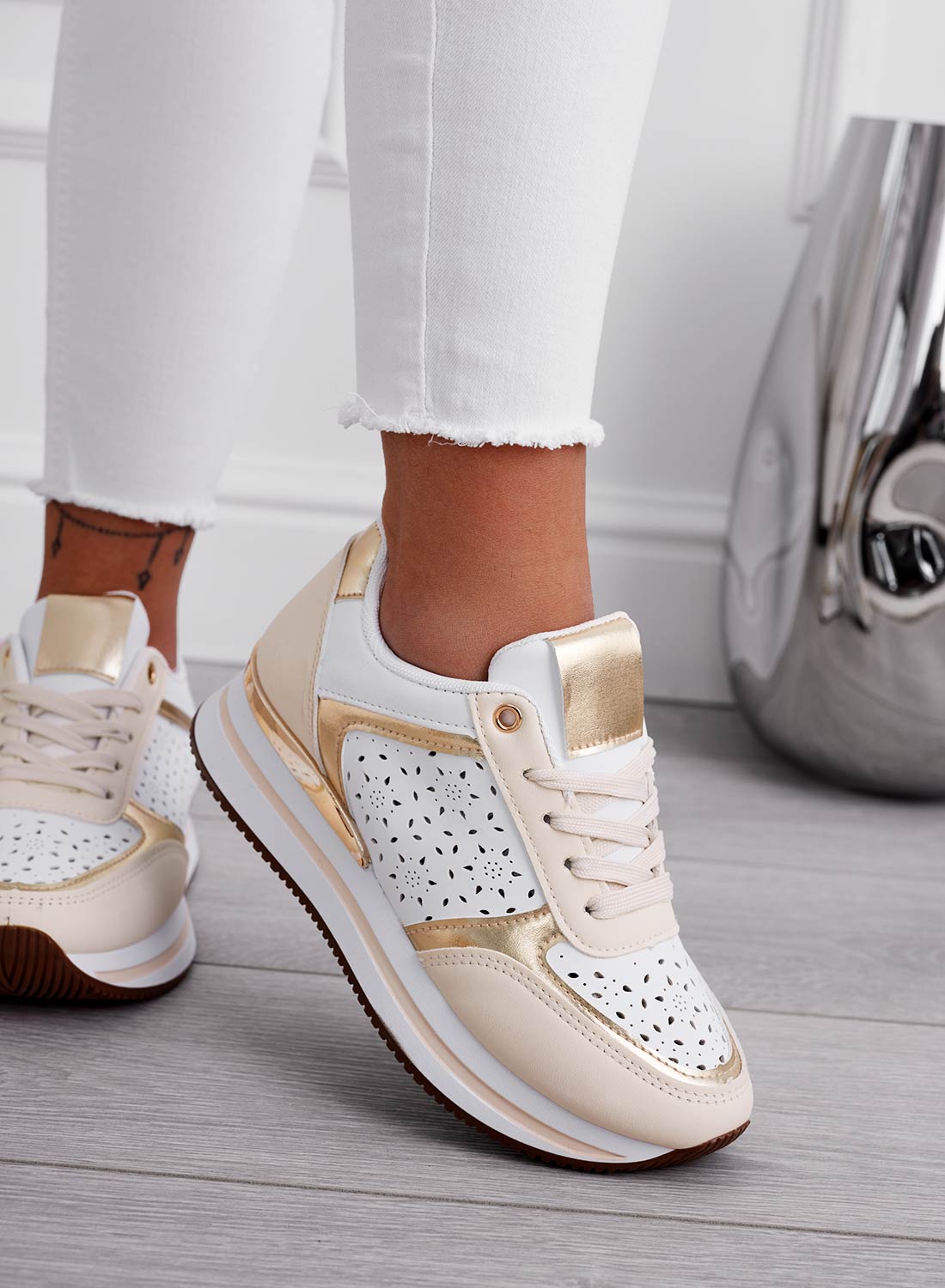 MINA - Baskets beiges perforées avec inserts dorés